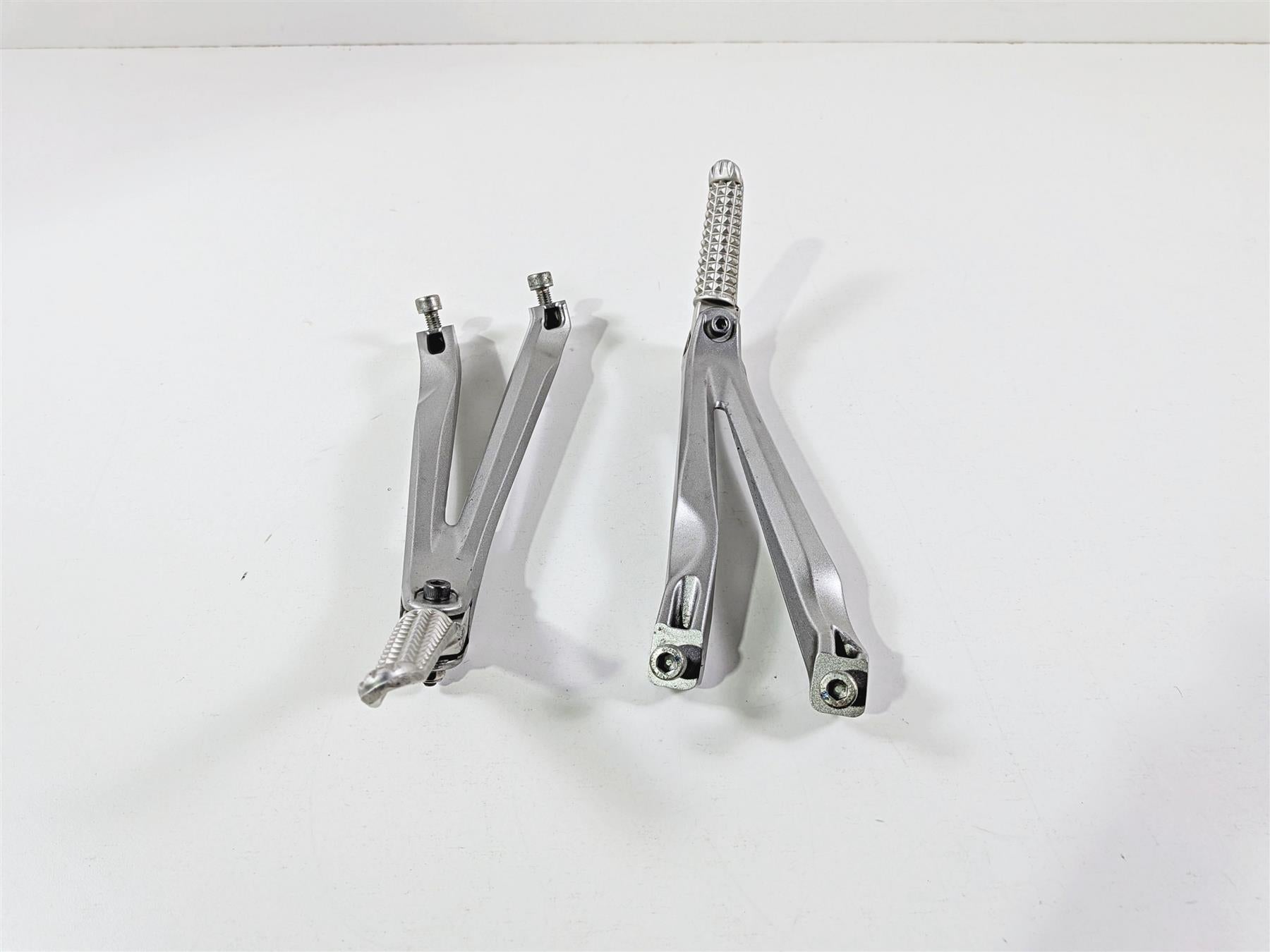 2008 Yamaha YZF R1 RN19 Oem Passenger Foot Peg Rest Set 5VY-2741L-00-00 {{ shop.shopifyCountryName }} - Mototech271