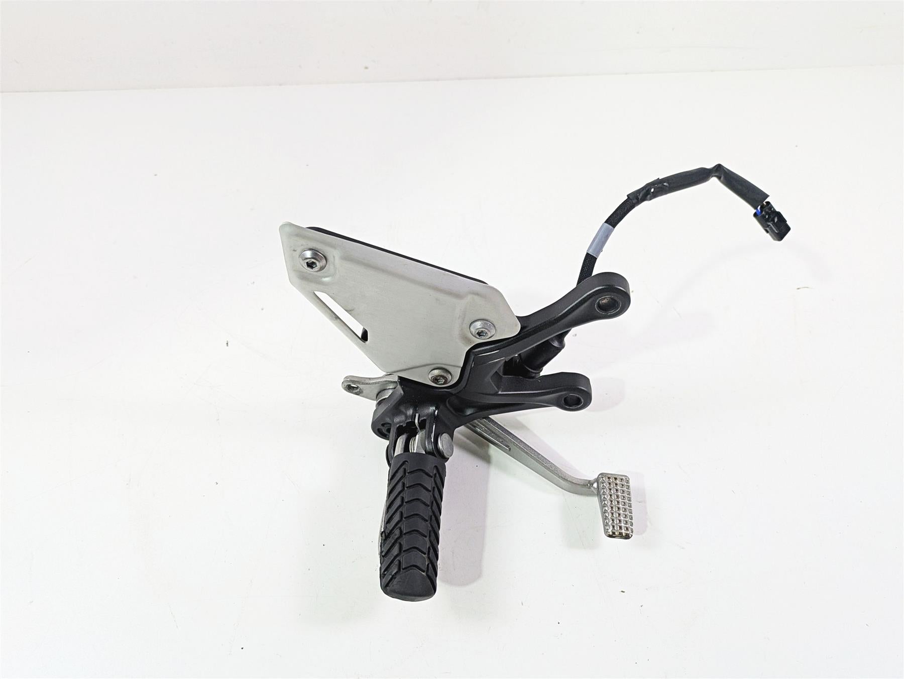 2020 Kawasaki Z900 ZR900 Right Footpeg & Brake Pedal Set - Read 35063-1442-18R