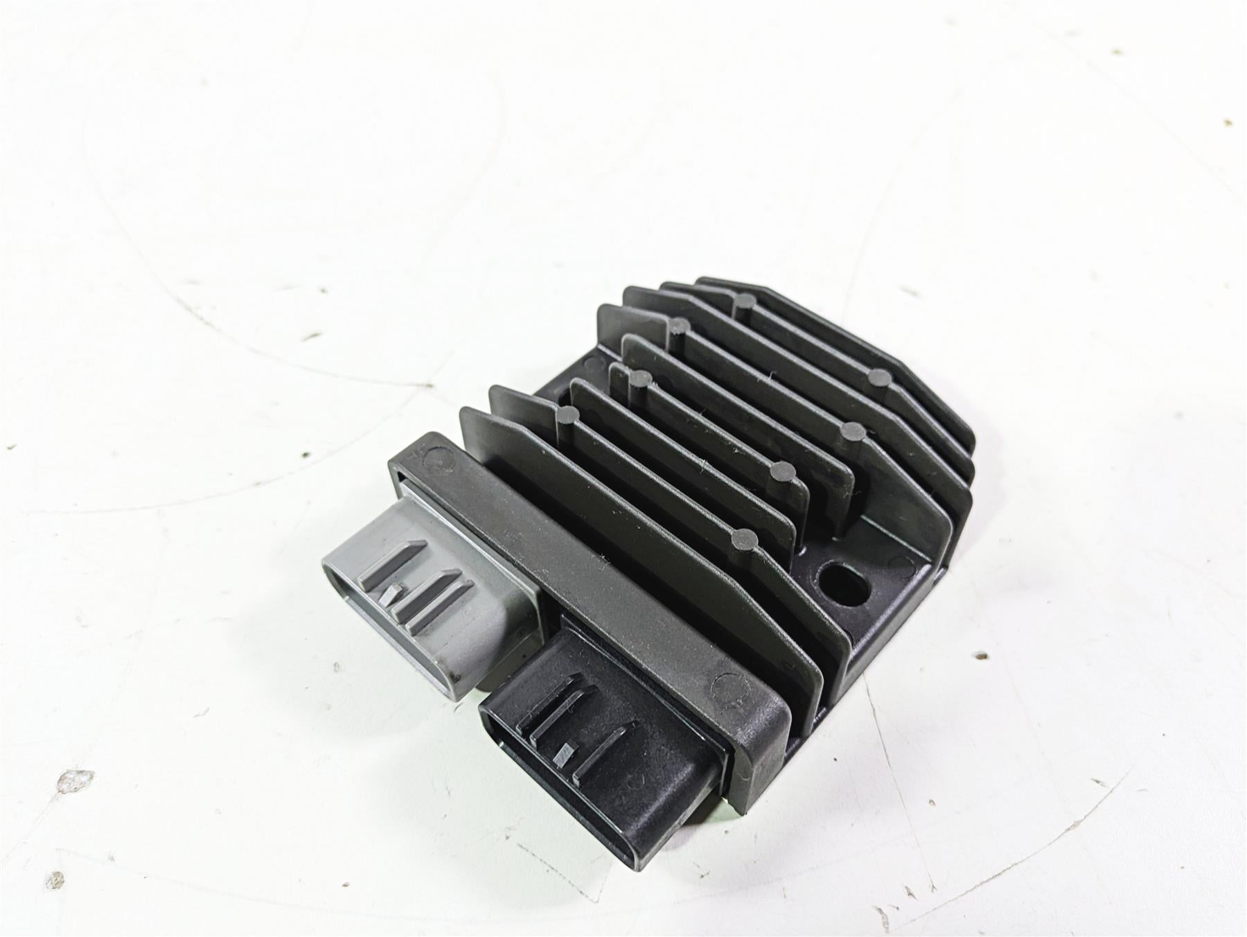 2019 Triumph Speed Triple RS 1050 Rectifier Voltage Regulator T1300675 FH020AA {{ shop.shopifyCountryName }} - Mototech271