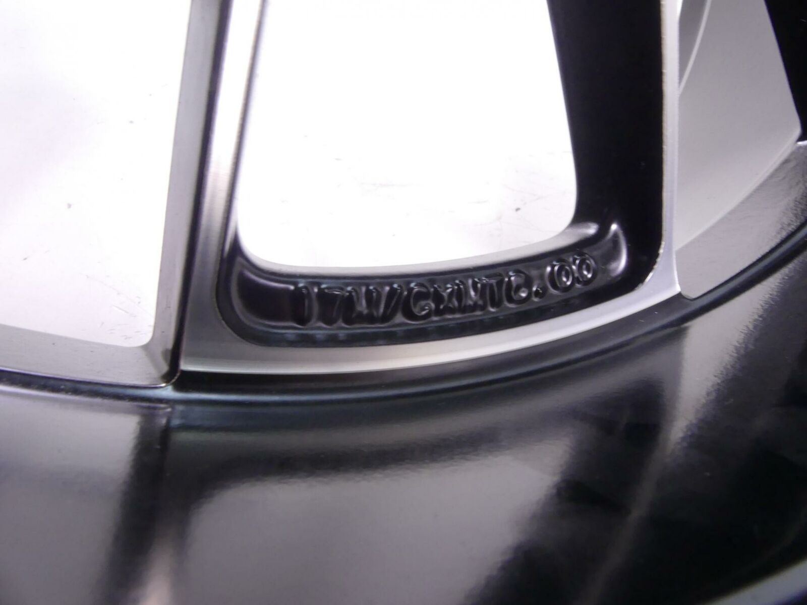 2015 Ducati Diavel Dark Straight Rear Wheel Rim 17x8 50211422AA {{ shop.shopifyCountryName }} - Mototech271