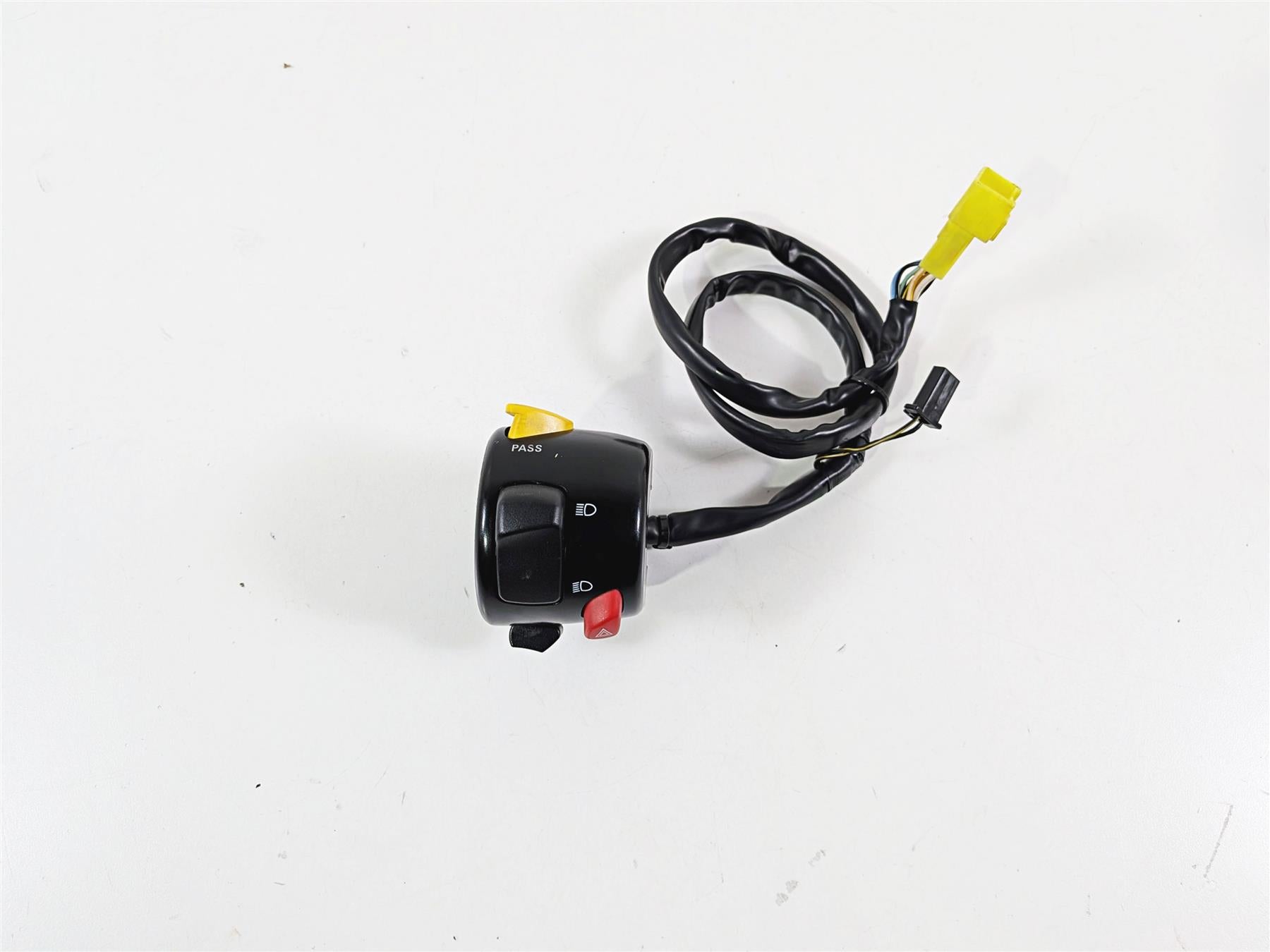 2014 Suzuki M109R VZR1800 Boulevard Left Hand Blinker Control Switch 37400-48GB0 {{ shop.shopifyCountryName }} - Mototech271