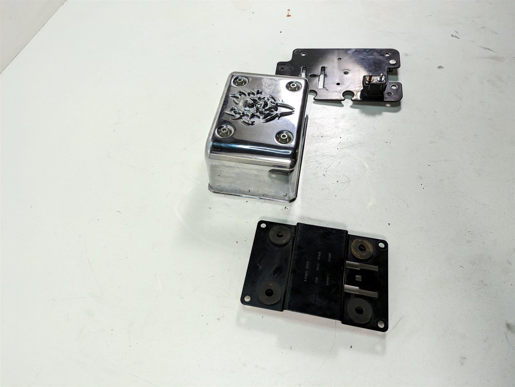 2000 Harley Dyna FXDL Low Rider Electrical Box Carrier & Chrome Cover 66333-99 {{ shop.shopifyCountryName }} - Mototech271