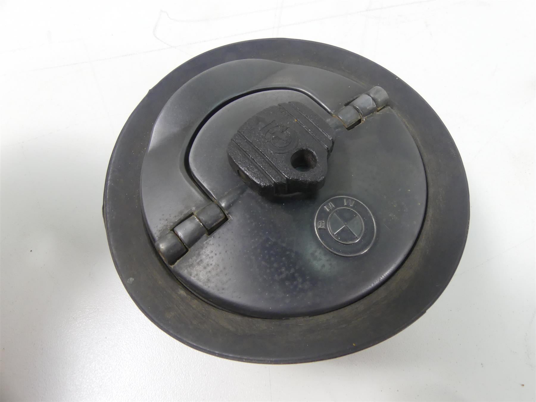 1978 BMW R100 S (2474) Ignition Switch Key Lock Fuel Gas Tank Lid 51251243273 {{ shop.shopifyCountryName }} - Mototech271