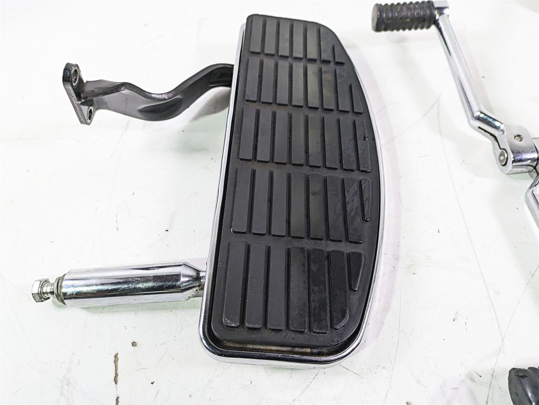 1992 Harley FLSTC Softail Heritage Front Left Floor Board Shifter Set 50621-79 {{ shop.shopifyCountryName }} - Mototech271
