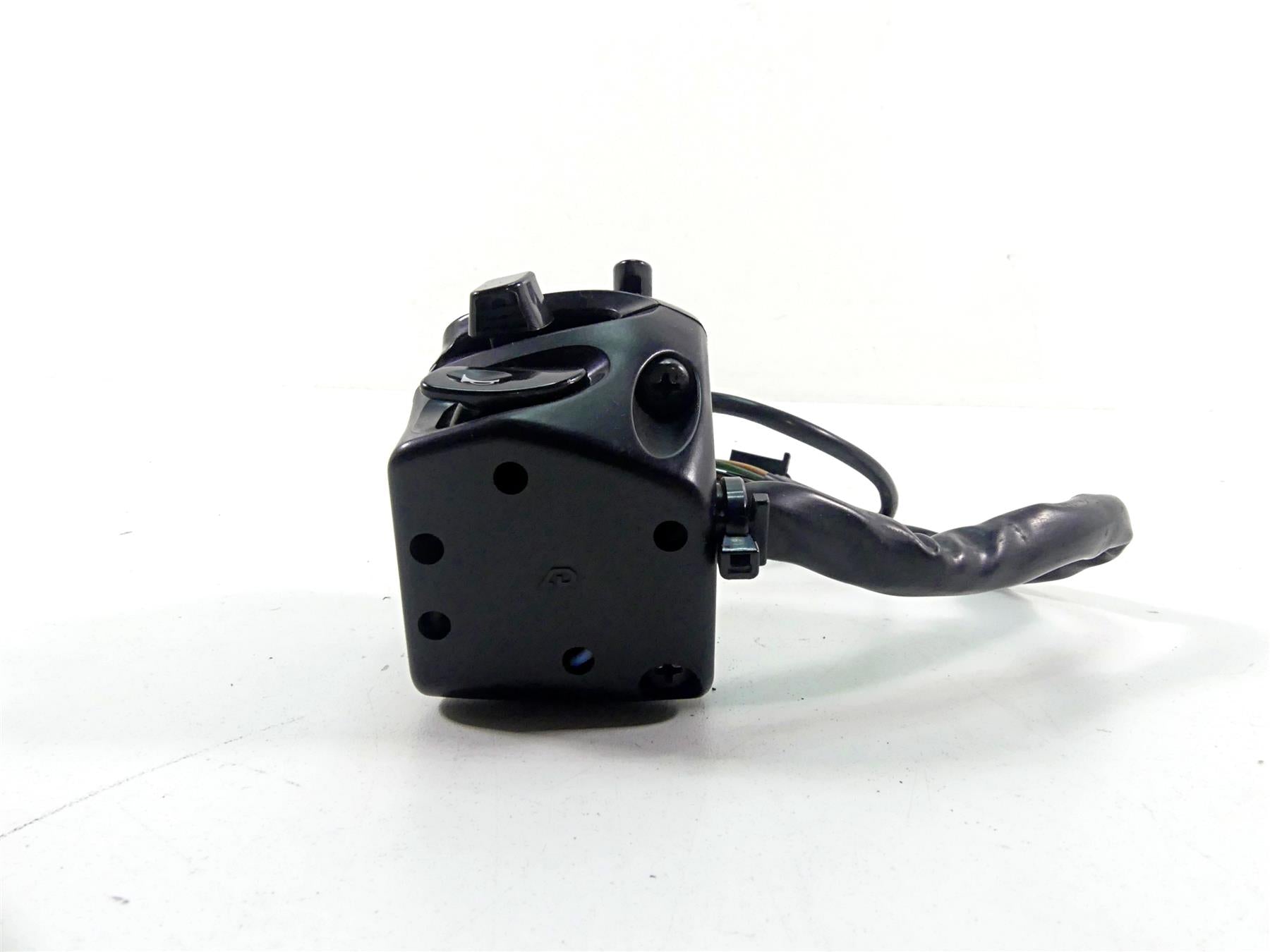 2012 Yamaha VMX17 VMAX 1700 Left Hand Light Blinker Control Switch 2S3-83972-00 {{ shop.shopifyCountryName }} - Mototech271