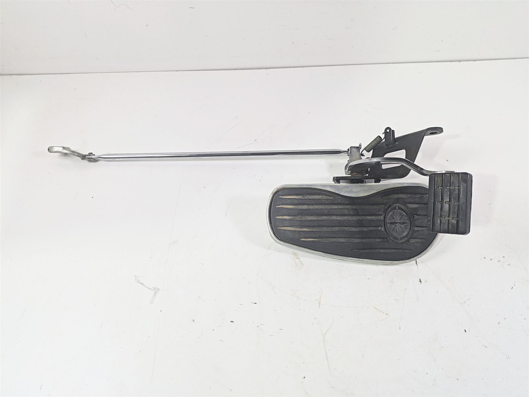 2006 Yamaha XVS650 V-Star Classic Right Floorboard & Brake Pedal 5BN-27420-00-00 {{ shop.shopifyCountryName }} - Mototech271