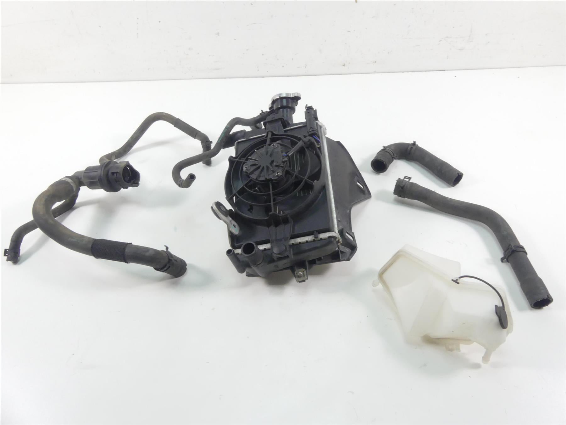 2019 BMW R1250GS K50 Right Radiator Fan Cover Hoses Reservoir Set 17118546416 {{ shop.shopifyCountryName }} - Mototech271
