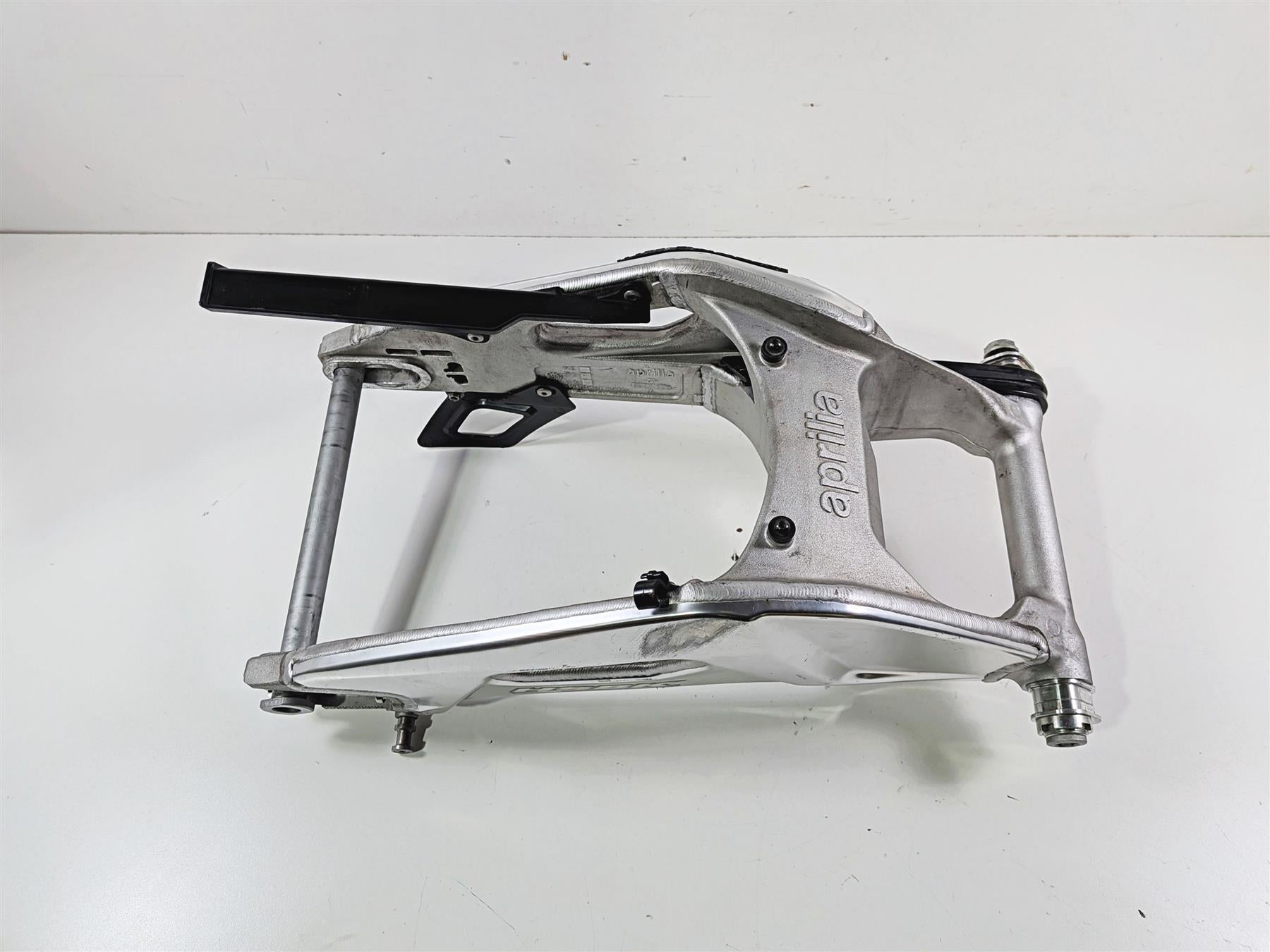 2018 Aprilia RSV4 RR Rear Swingarm Swing Arm & Axle 2B001292 {{ shop.shopifyCountryName }} - Mototech271
