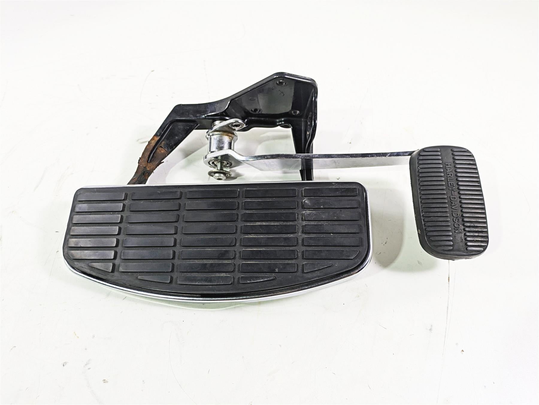 2004 Harley FLSTCI Softail Heritage Front Right Floor Board & Brake 50600026 {{ shop.shopifyCountryName }} - Mototech271