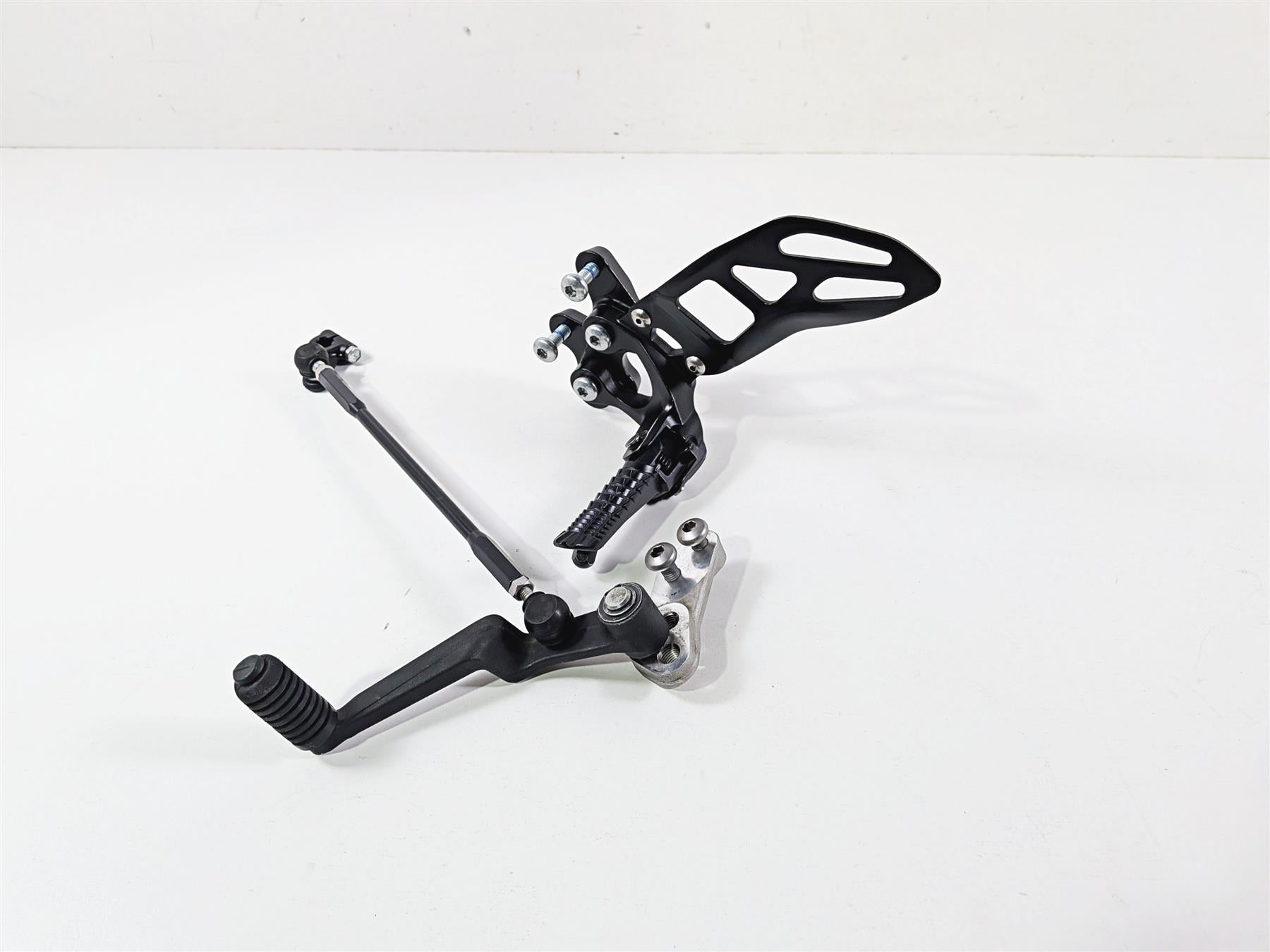 2024 Suzuki GSXR600 Left Front Footpeg & Shifter 43521-47H20 25600-14J11 {{ shop.shopifyCountryName }} - Mototech271
