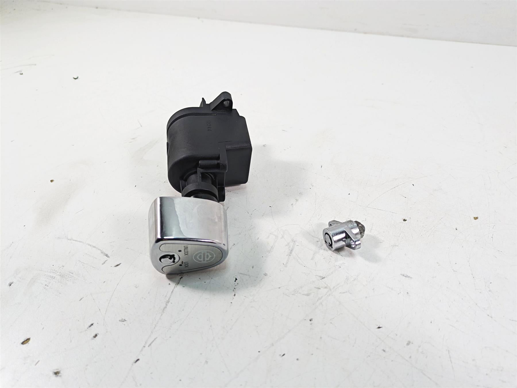 2013 Harley Touring FLHX Street Glide Ignition Switch Lock Set - Vin 71572-06 {{ shop.shopifyCountryName }} - Mototech271