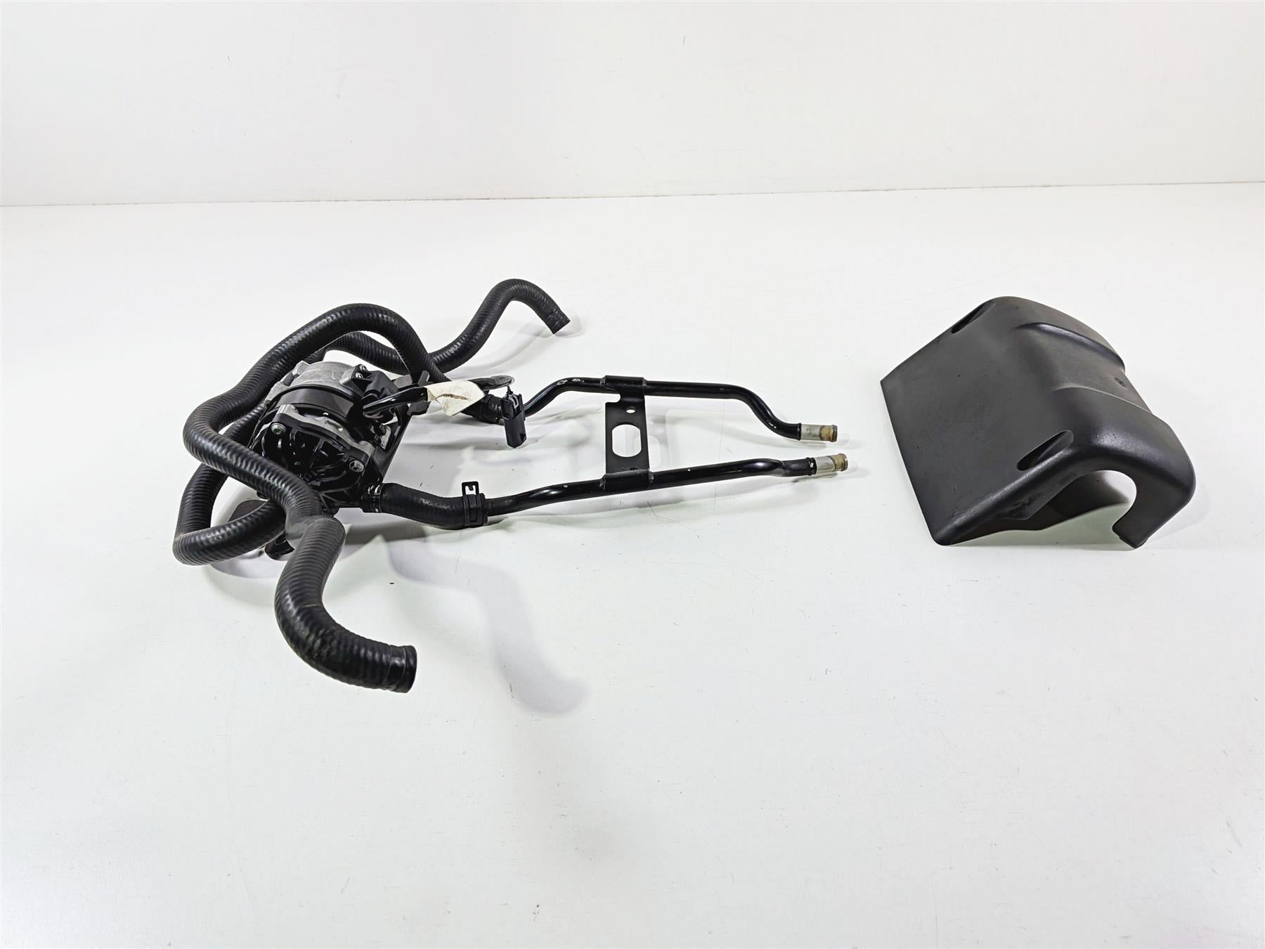 2014 Harley Touring FLHTK Electra Glide Water Pump & Mount & Cover 26600050A-Mototech271