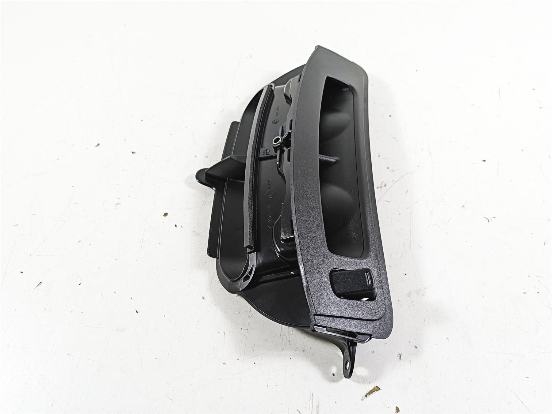 2015 Harley Touring FLHXS Street Glide Front Air Duct Inlet Vent 29200038 {{ shop.shopifyCountryName }} - Mototech271