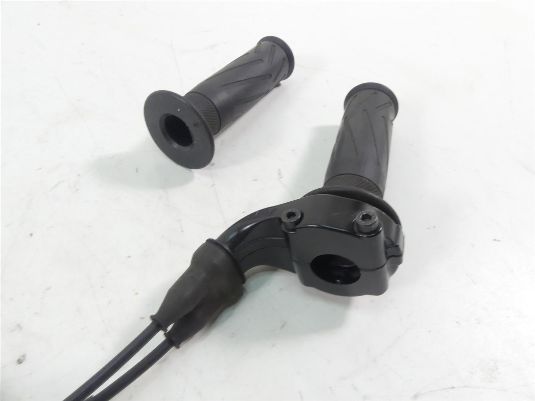 2013 Yamaha VMX17 V-Max 1700 Throttle Cable Grip Grab Set 4YR-26240-02-00 {{ shop.shopifyCountryName }} - Mototech271