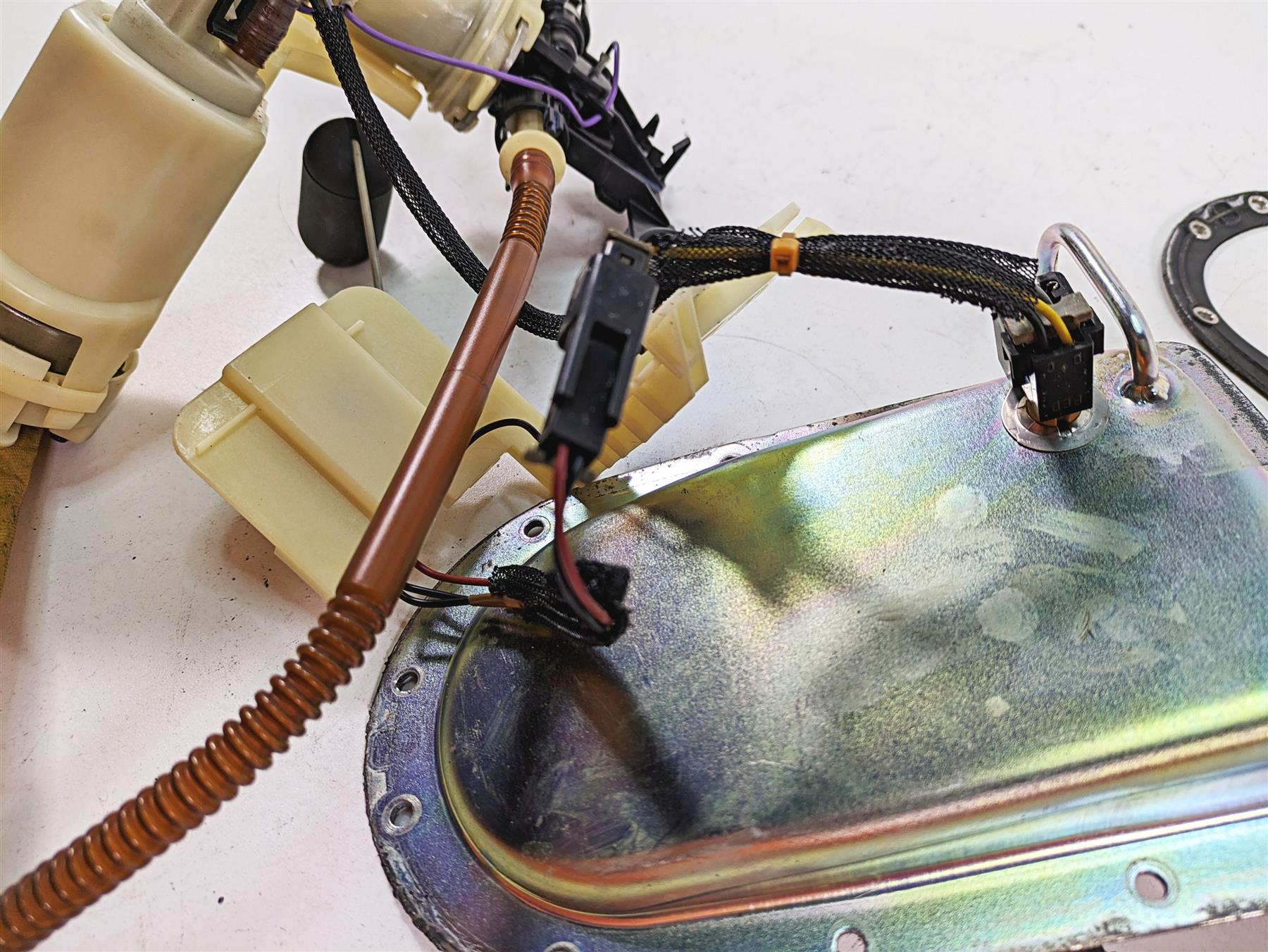 2009 Harley FXDC Dyna Super Glide Custom Fuel Gas Pump & Sending Unit 75218-04D {{ shop.shopifyCountryName }} - Mototech271