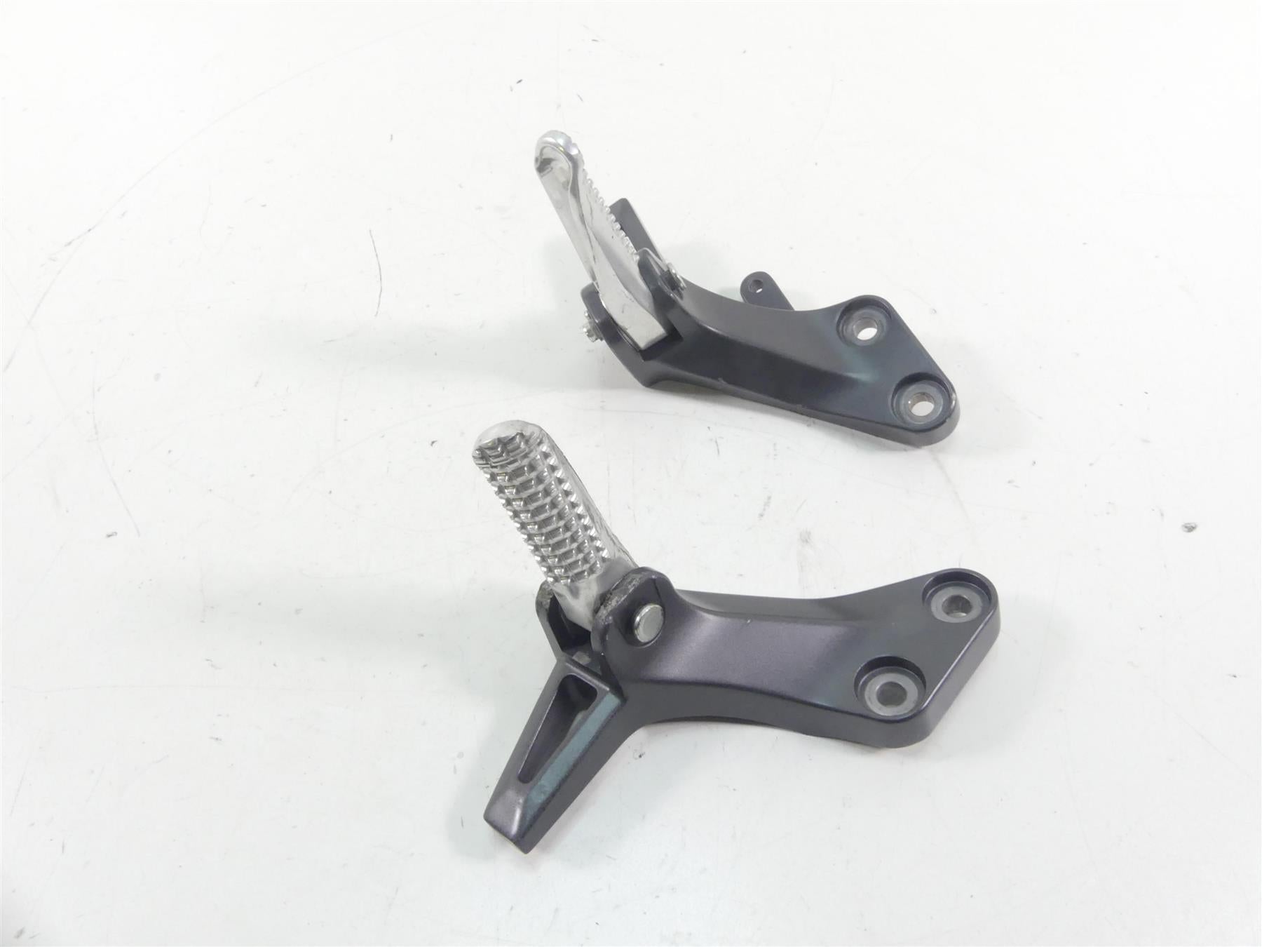2022 Yamaha MT09 FZ09 Rear Passenger Footpeg Set - Read B7N-2741L-00-00 {{ shop.shopifyCountryName }} - Mototech271