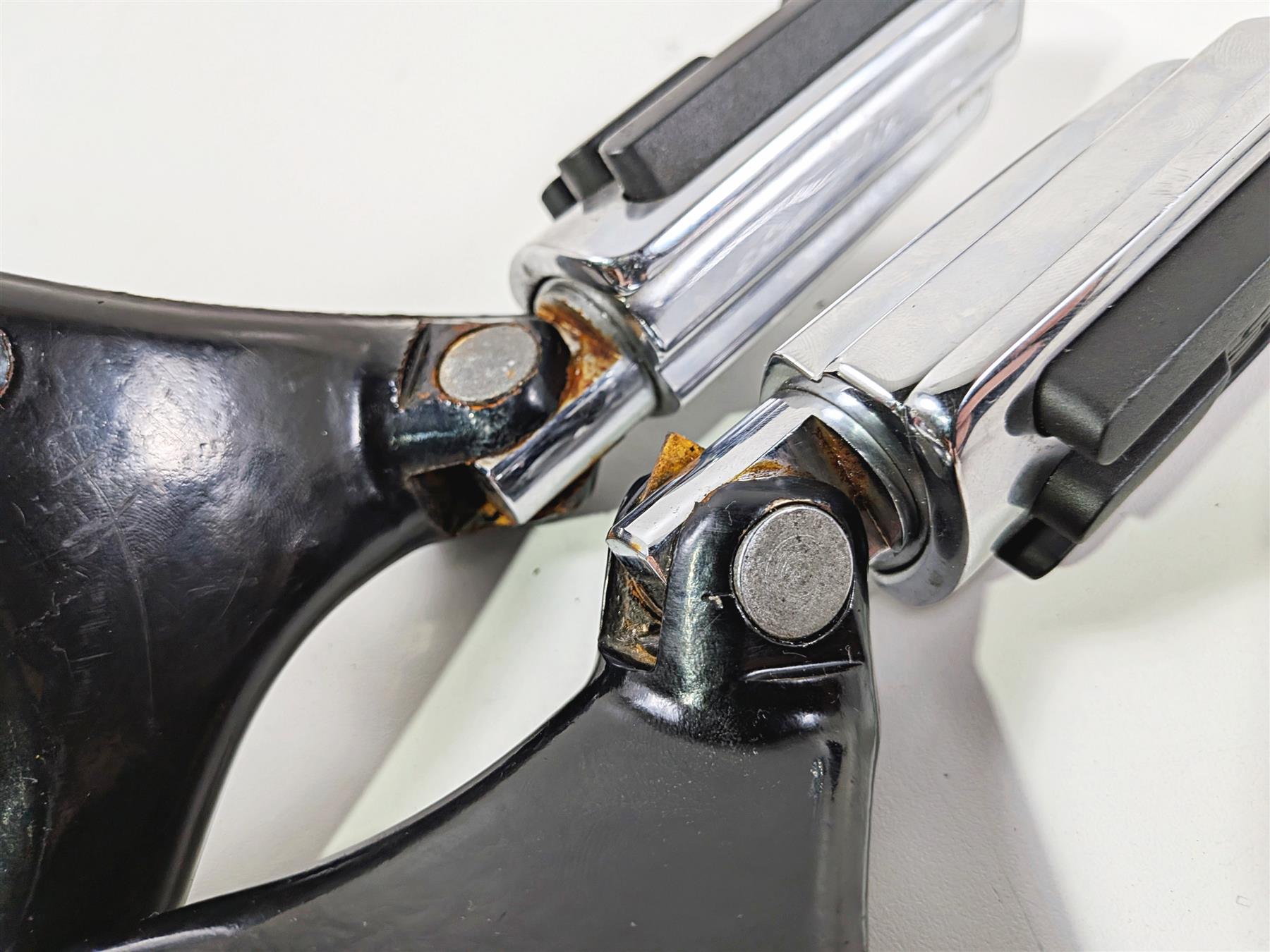 2006 Harley Sportster XL883 Low Passenger Foot Peg Set Chrome 49314-04 49315-04 {{ shop.shopifyCountryName }} - Mototech271