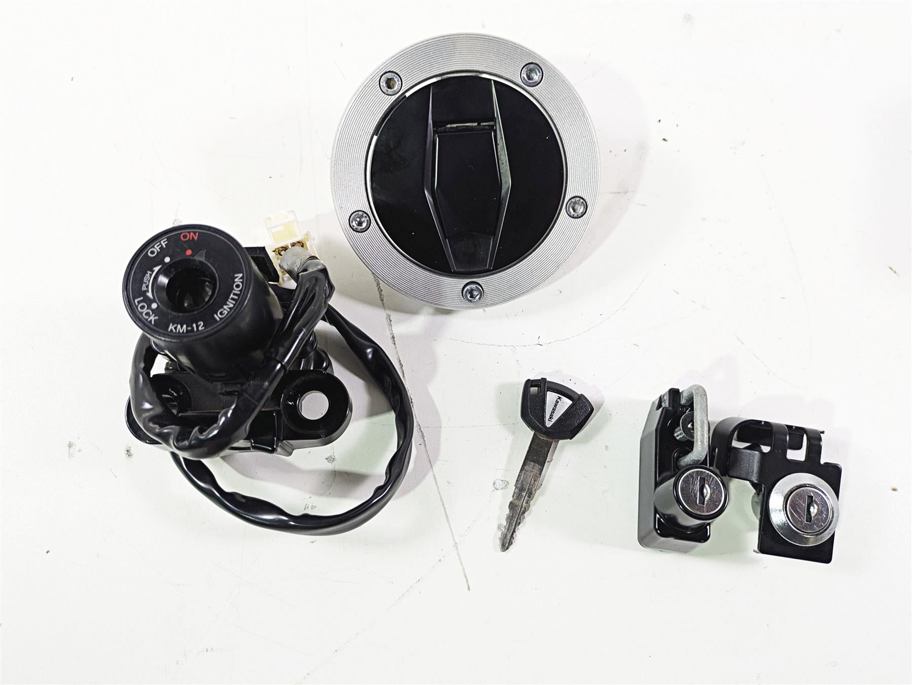 2022 Kawasaki ZR900RS Cafe Ignition Switch Key Lock Tank Cap Set Read 27048-5159