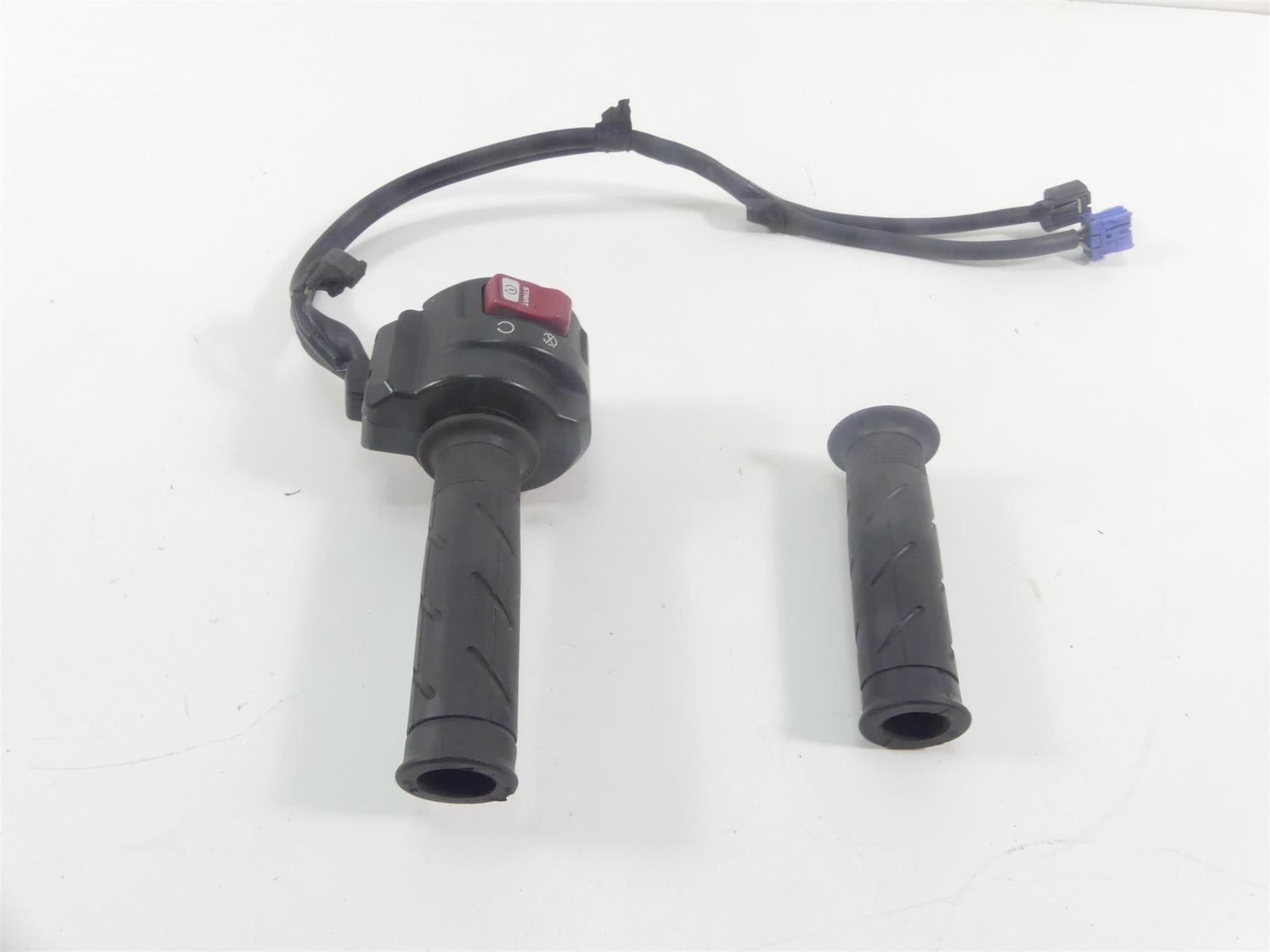 2018 Honda CBR1000 RR SC77 Right Hand Control Switch Grip Set 35135-MKF-D41 {{ shop.shopifyCountryName }} - Mototech271