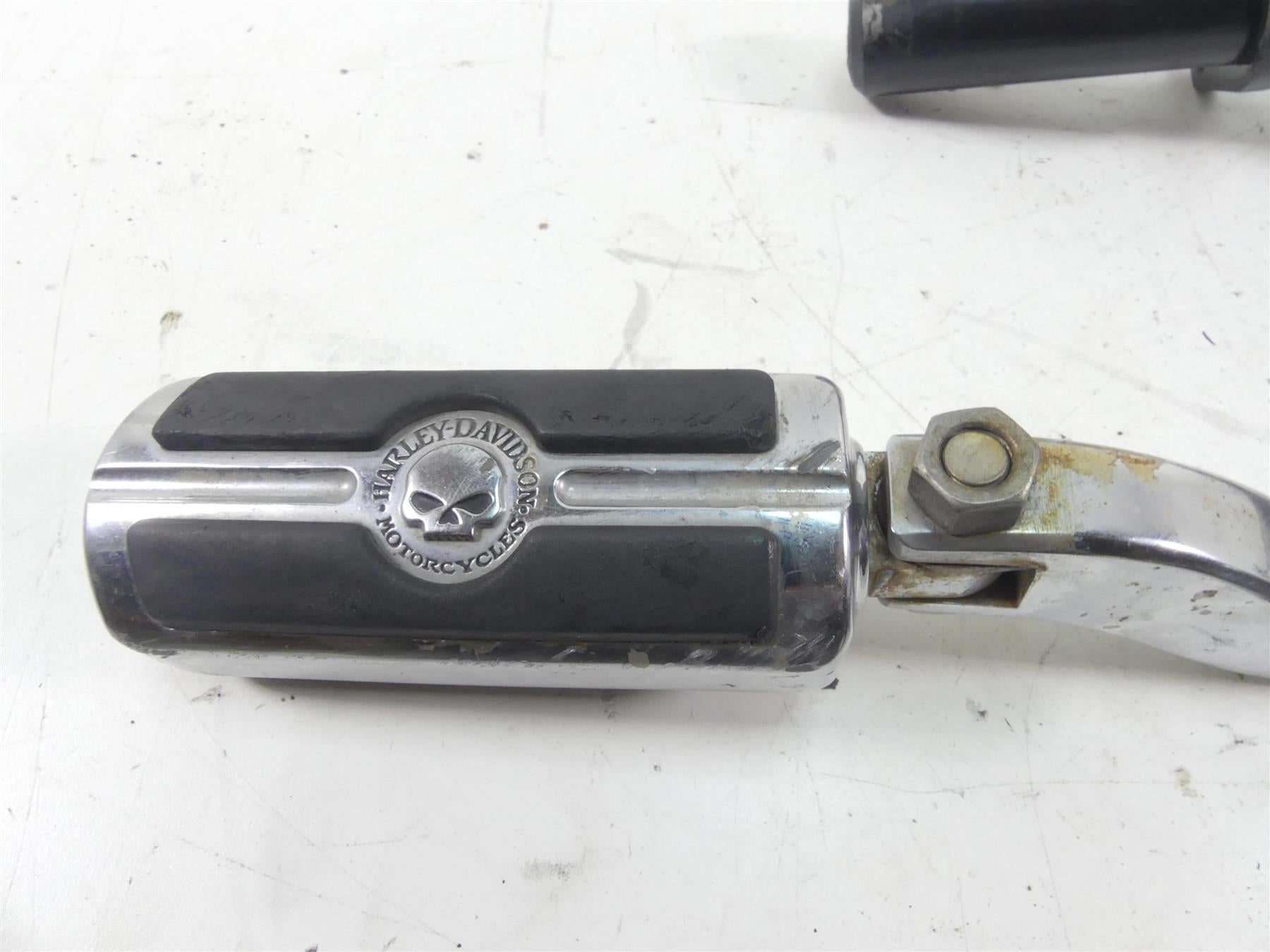 1998 Harley Dyna FXDL Low Rider Rear Passenger Foot Peg Set + Mount Arm 52740-94 {{ shop.shopifyCountryName }} - Mototech271