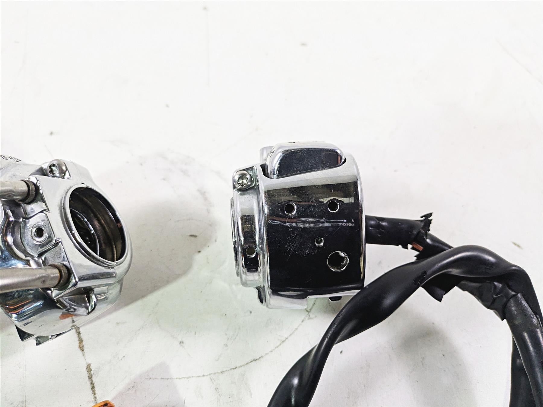 2004 Harley Softail FLSTF Fat Boy Nice Chrome Hand Control Switch Set 71682-06 {{ shop.shopifyCountryName }} - Mototech271