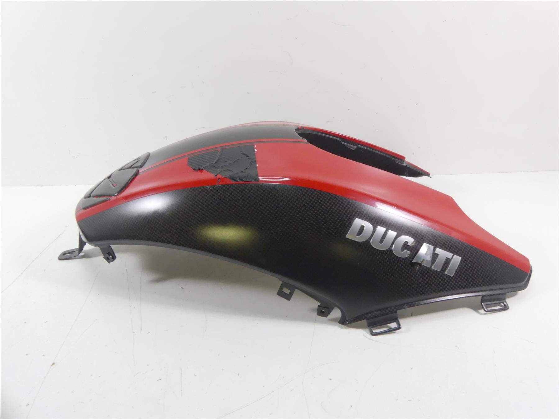 2015 Ducati Diavel Carbon Red Fiber Center Fuel Gas Tank Cover - Read 48015221A {{ shop.shopifyCountryName }} - Mototech271