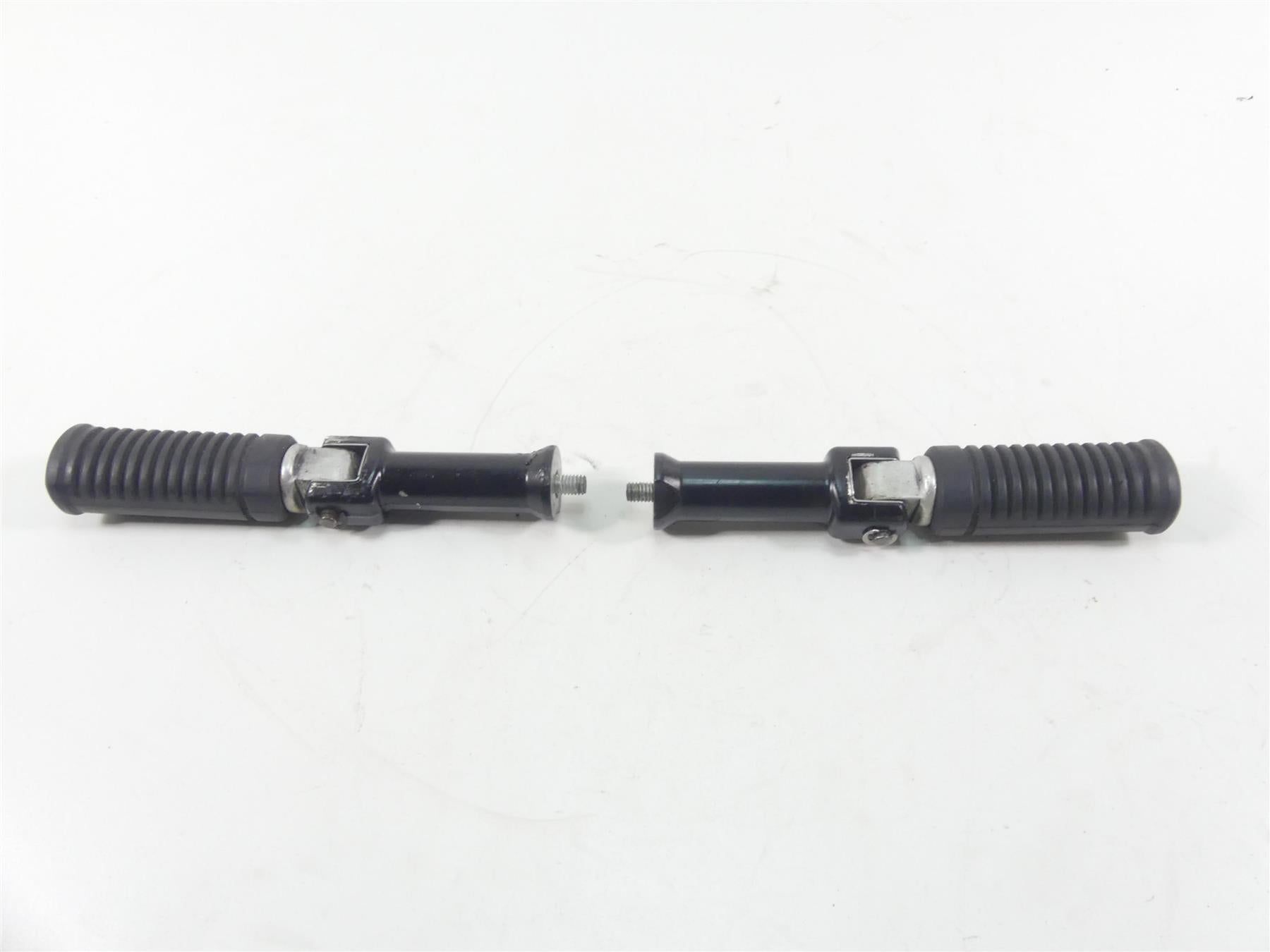 2019 Harley Softail FLSB Sport Glide Rear Passenger Foot Peg Rest Set 50500744 {{ shop.shopifyCountryName }} - Mototech271