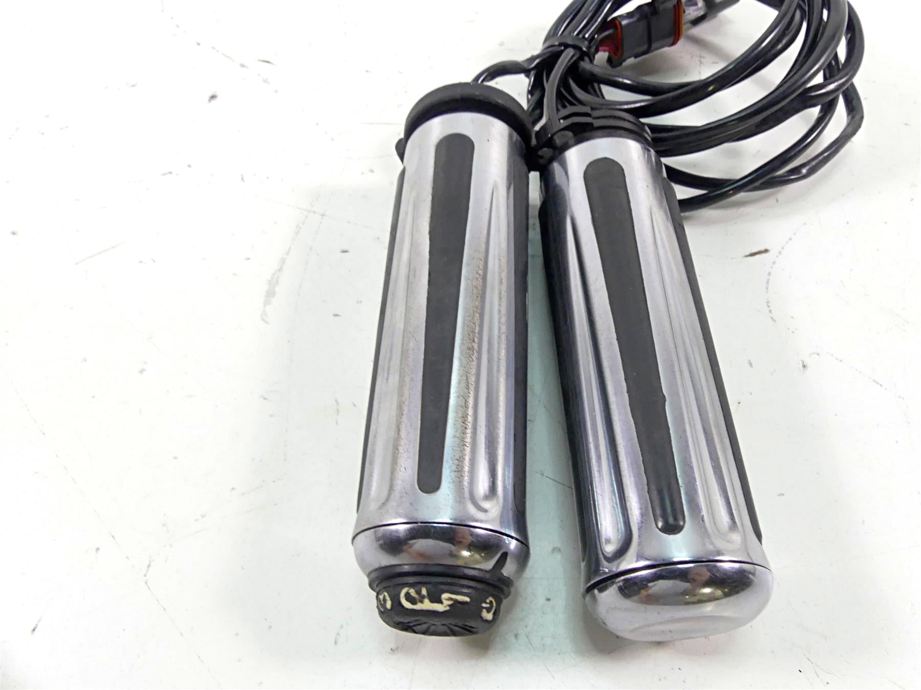 2006 Harley Touring FLHTCU SE E-Glide Left Right Heated Hand Grip Set 56771-06 {{ shop.shopifyCountryName }} - Mototech271