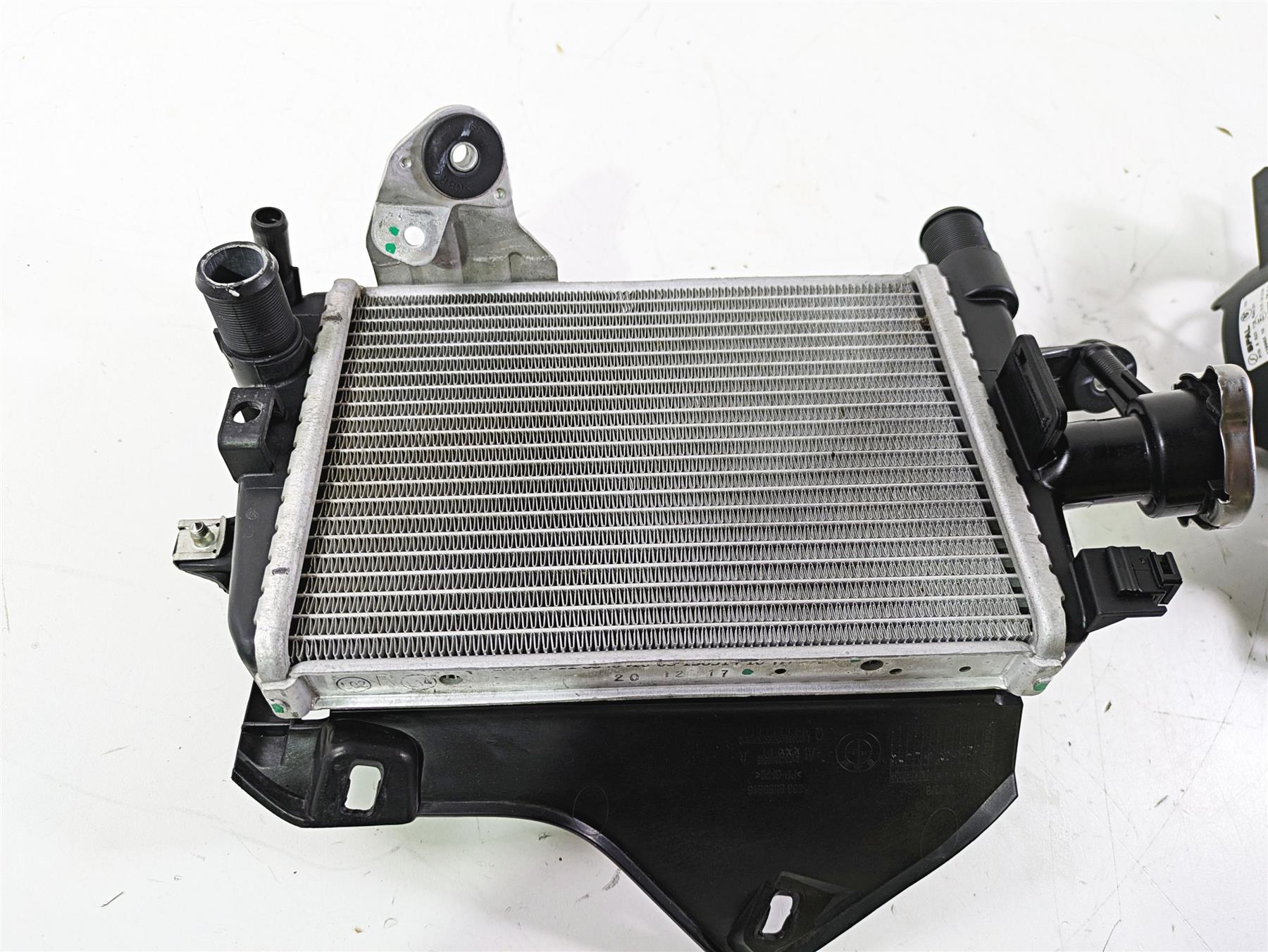 2018 BMW R1200GS GSW K50 Right Radiator + Reservoir Fan & Cover Set 17118546416 {{ shop.shopifyCountryName }} - Mototech271