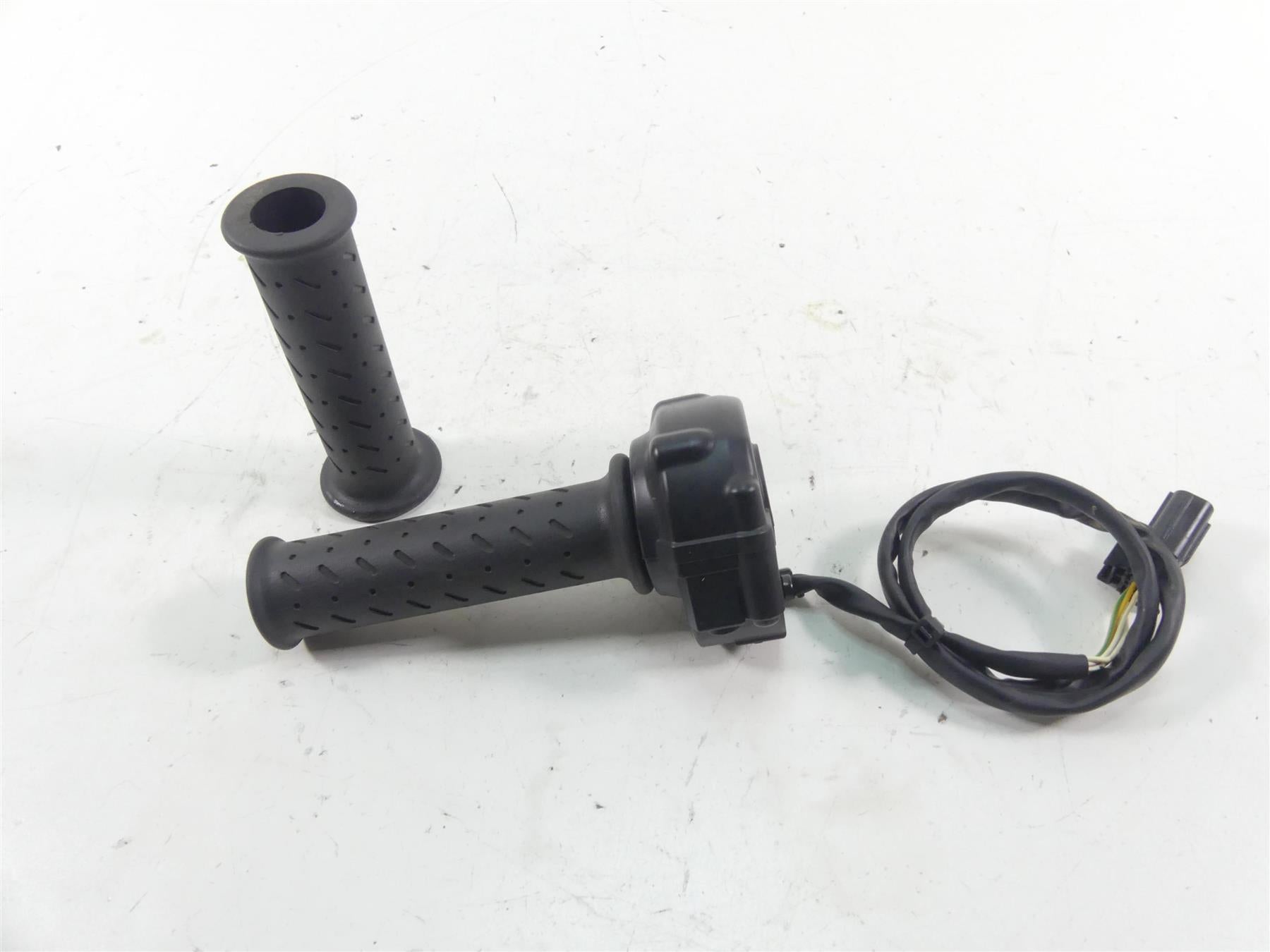 2017 Triumph Thruxton 1200 R Fly Ride By Wire Throttle Grip Handle Set T2044045 {{ shop.shopifyCountryName }} - Mototech271