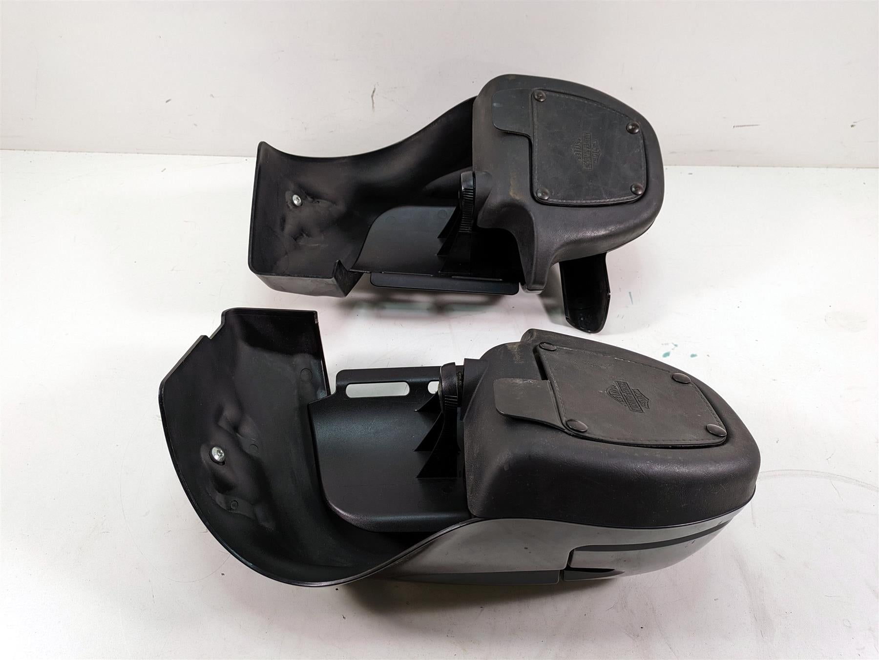 2006 Harley Touring FLHTCUI Electra Glide Lower Leg Fairing Cover Set 58817-05A {{ shop.shopifyCountryName }} - Mototech271