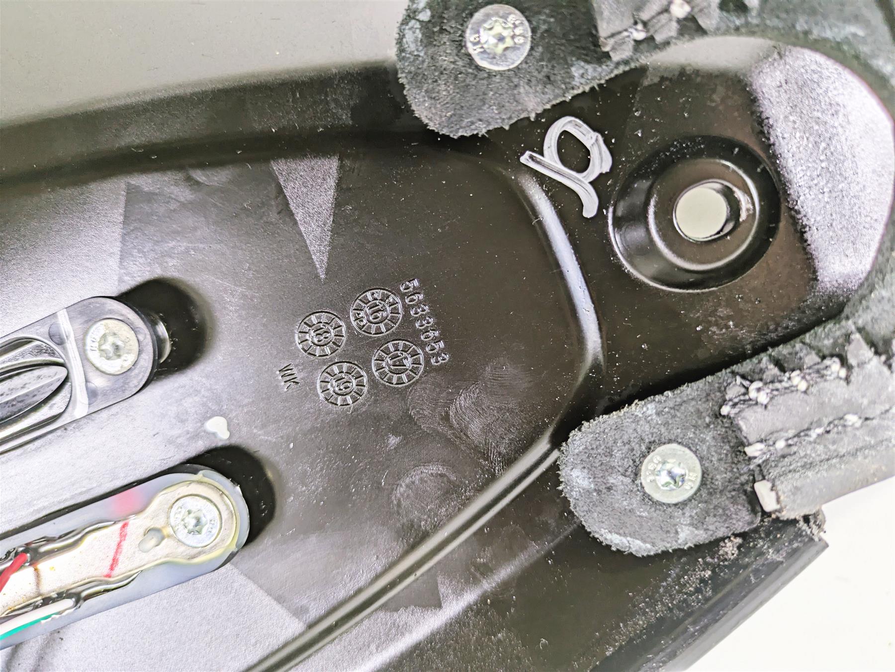 2017 Indian Chieftain Limited Black Fuel Gas Tank Cover & Switches Set 5633653 {{ shop.shopifyCountryName }} - Mototech271