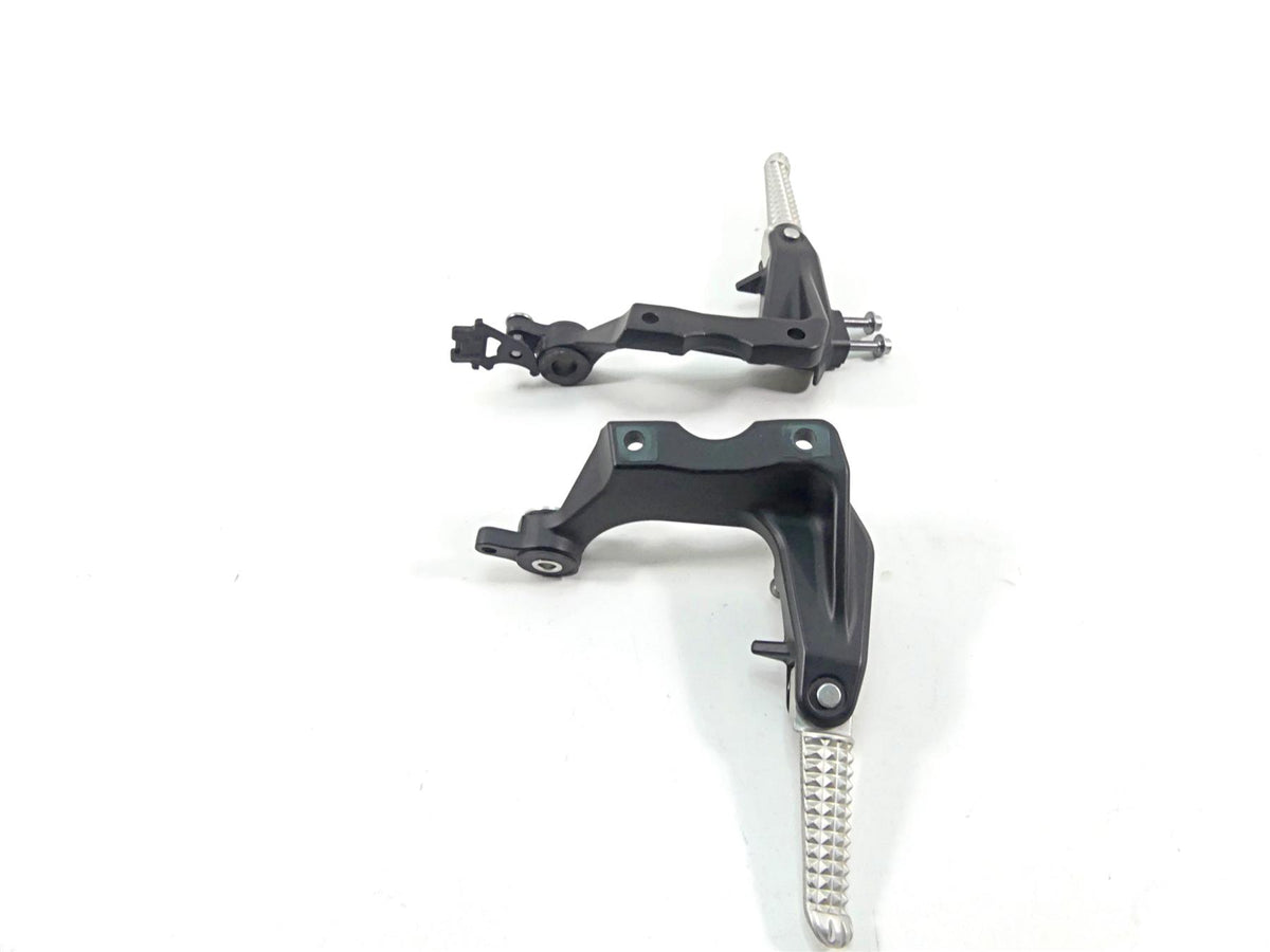 2012 Yamaha VMX17 VMAX 1700 Rear Passenger Footpeg Set 2S3-27430-00 2S3-27440-00 {{ shop.shopifyCountryName }} - Mototech271