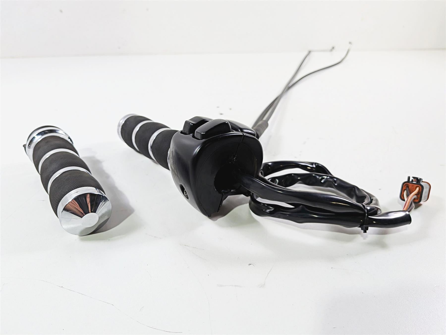 2006 Harley Sportster XL883 Low Right Hand Control Switch 71684-06A 71683-06A {{ shop.shopifyCountryName }} - Mototech271