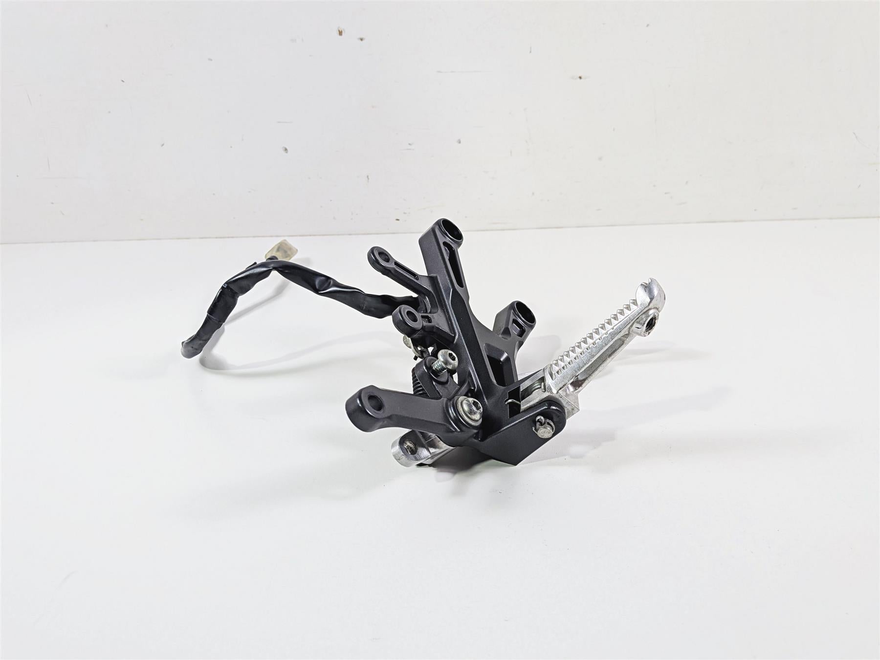 2023 Yamaha MT10 MTN1000 Right Front Footpeg & Brake Pedal B67-27443-10-00 {{ shop.shopifyCountryName }} - Mototech271