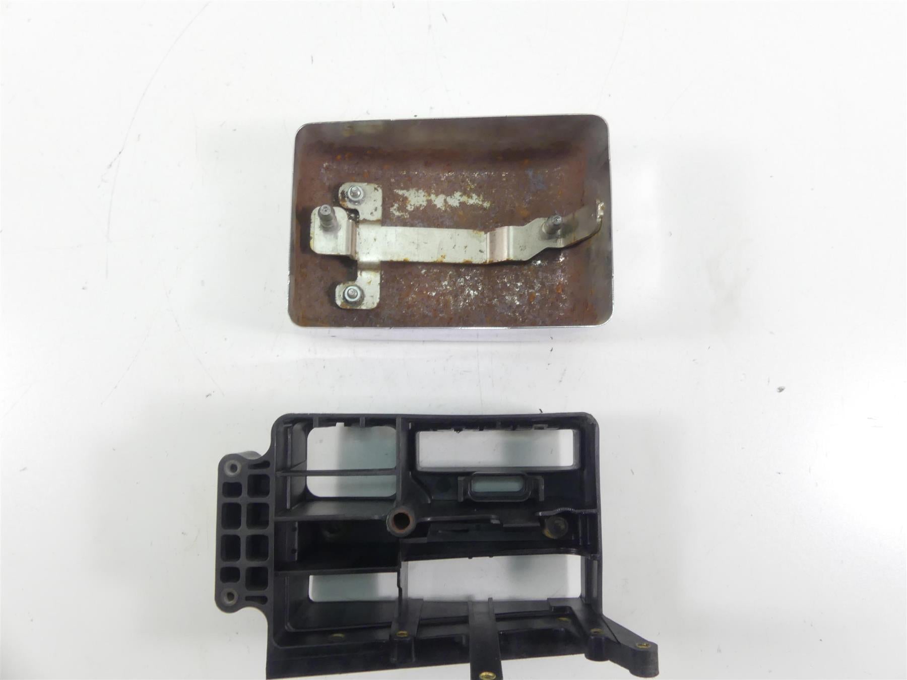 2004 Harley FXDWGI Dyna Wide Glide Electric Tray Holder & Chrome Cover 70367-04B {{ shop.shopifyCountryName }} - Mototech271