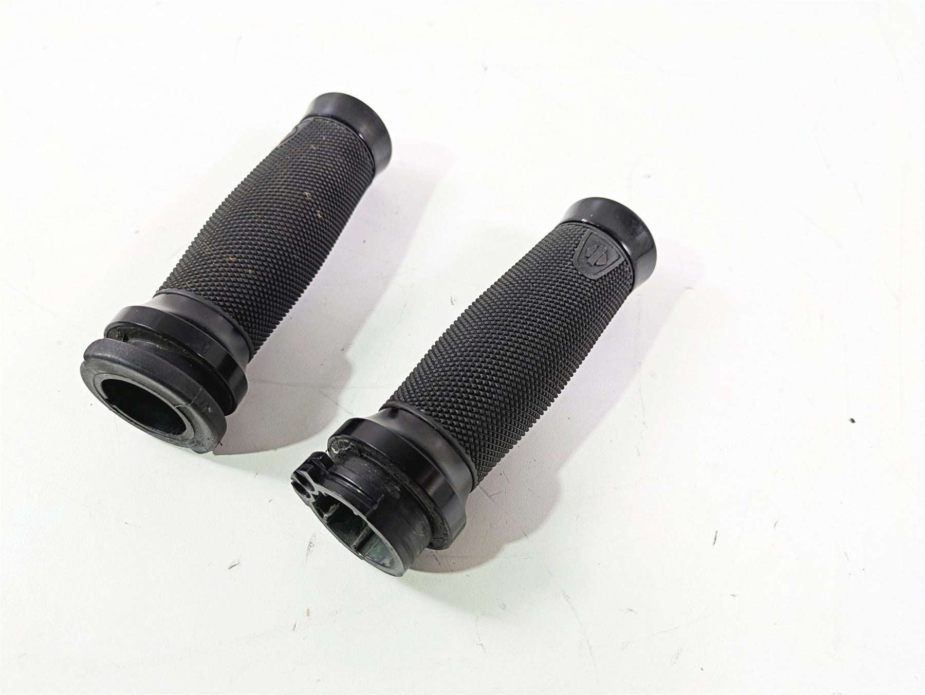 2015 Harley FXDF Dyna Fat Bob Get-A-Grip Hand Grip Set 56100008 {{ shop.shopifyCountryName }} - Mototech271