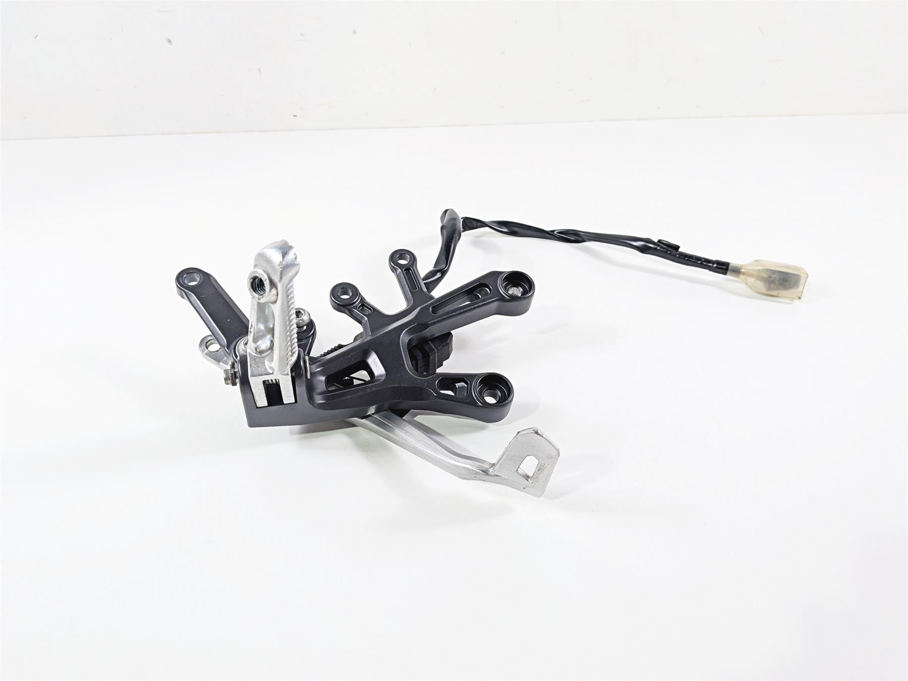 2023 Yamaha MT10 MTN1000 Right Front Footpeg & Brake Pedal B67-27443-10-00 {{ shop.shopifyCountryName }} - Mototech271