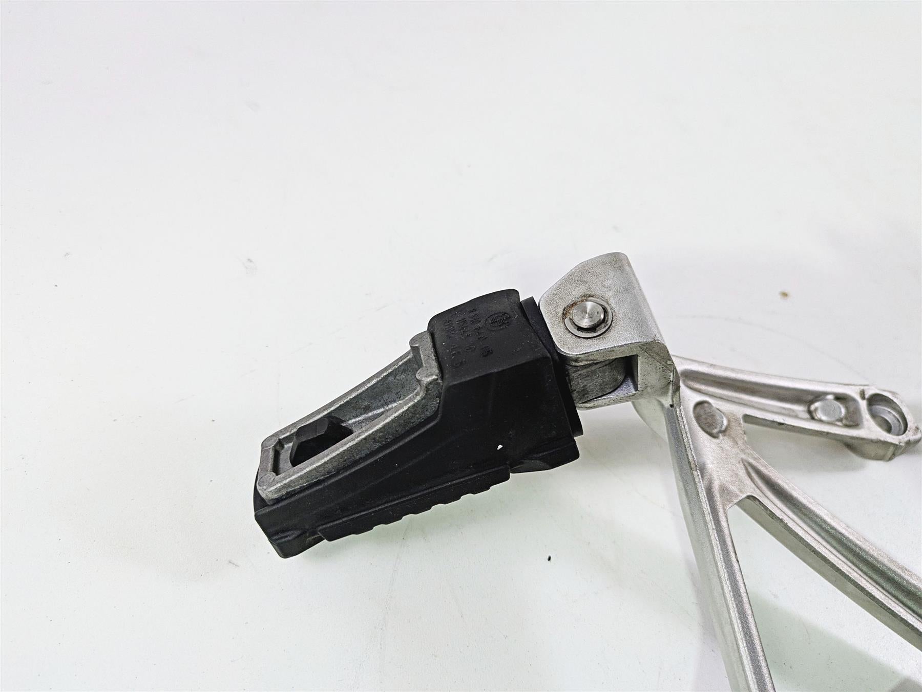 2017 BMW R1200 GS K50 Rear Passenger Footpeg Set 46718528793 46718528794 {{ shop.shopifyCountryName }} - Mototech271