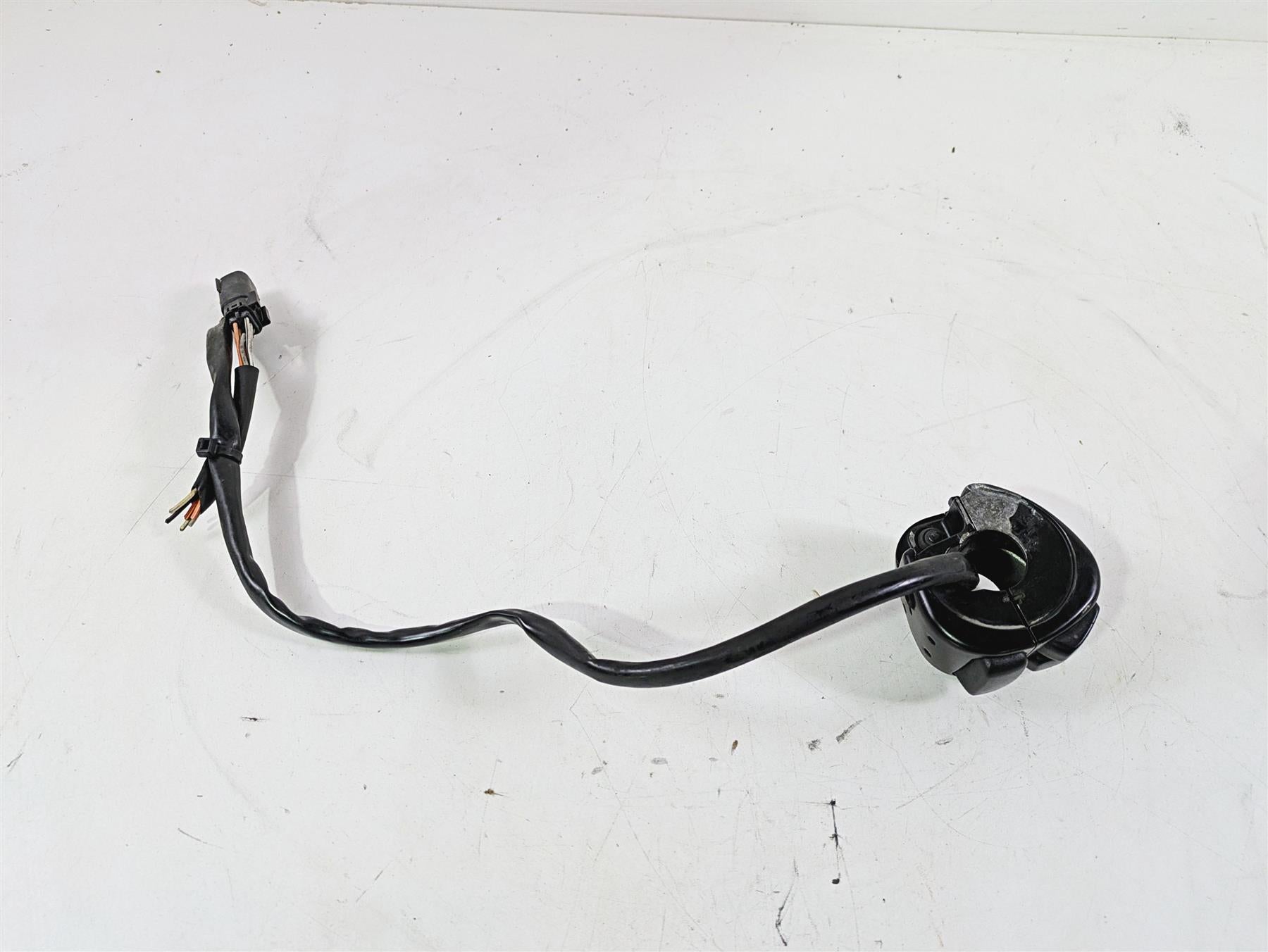 2013 Harley VRSCF Muscle Rod Right Hand Control Switch - Read 71684-06A {{ shop.shopifyCountryName }} - Mototech271