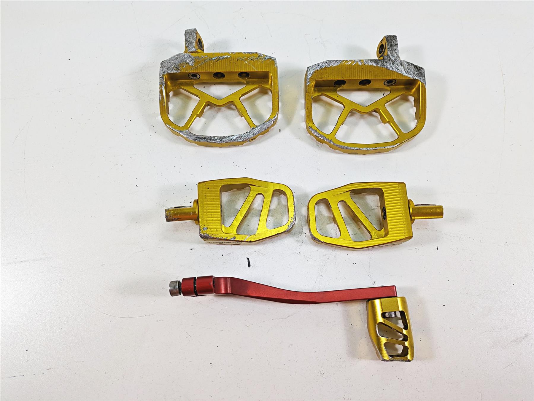 2009 Harley FXDC Dyna Super Glide Custom Crossthread Gold Footpegs DP-001-UP-008 {{ shop.shopifyCountryName }} - Mototech271