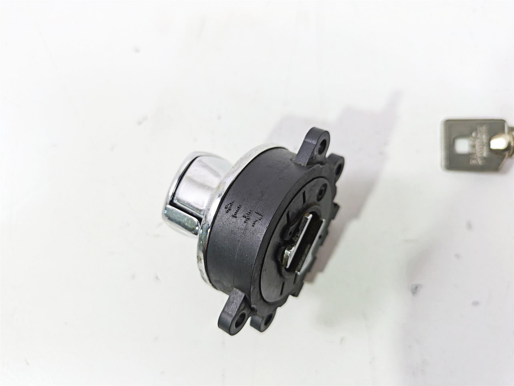 2004 Harley FLSTCI Softail Heritage Ignition Switch Steering Key Lock 71450-04 {{ shop.shopifyCountryName }} - Mototech271
