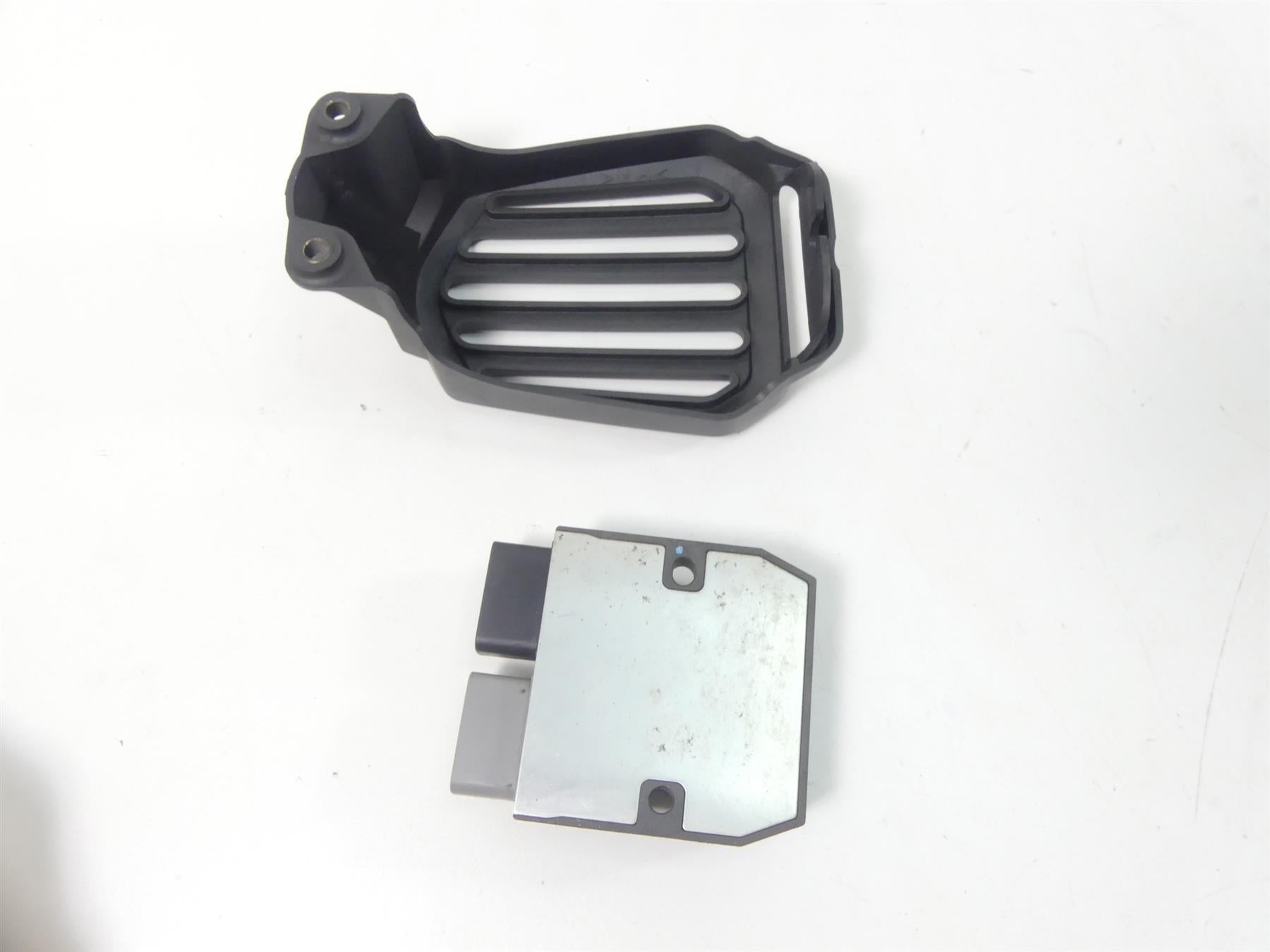 2007 Yamaha XVS1300 V-Star Rectifier Voltage Regulator FH012AA 1D7-81960-01-00 {{ shop.shopifyCountryName }} - Mototech271