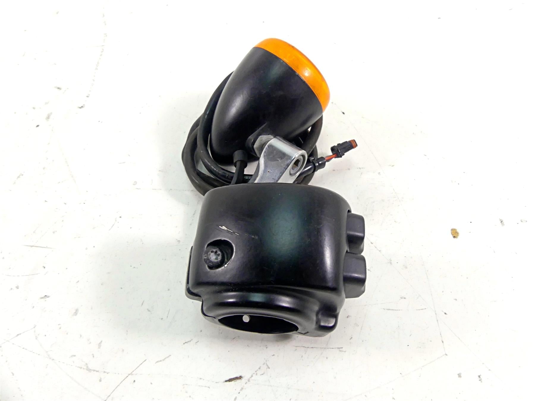 2013 Harley Softail FLSTFB Fat Boy Lo Left Hand Control Switch Blinker 72953-12A {{ shop.shopifyCountryName }} - Mototech271