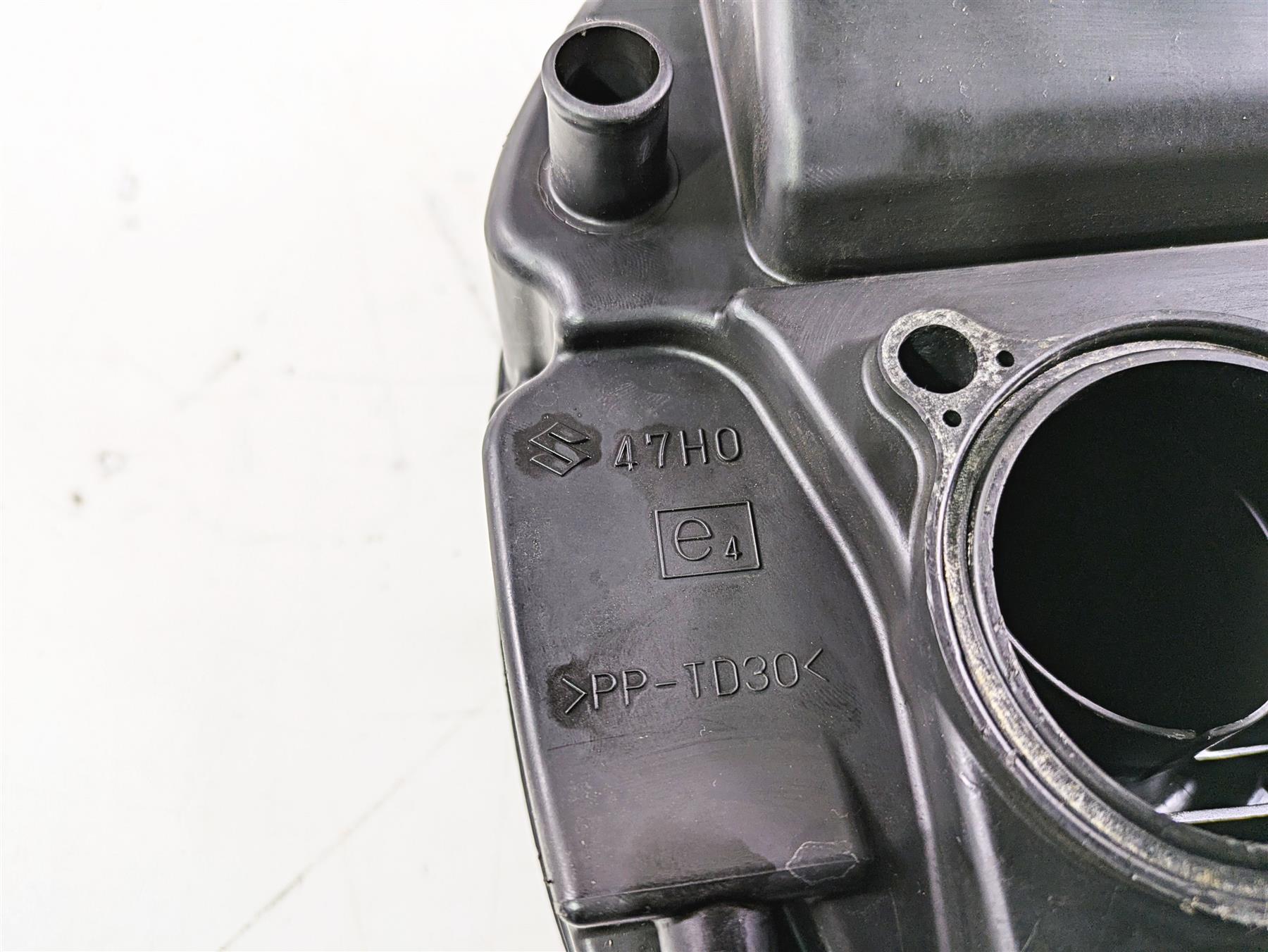 2016 Suzuki GSXR1000 Air Box Cleaner Breather Filter 13720-47H01 13720-47H02 {{ shop.shopifyCountryName }} - Mototech271