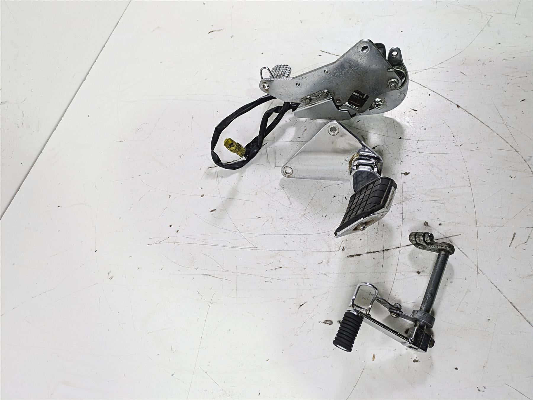 2002 Honda GL1500 CD Valkyrie Deluxe Front Footpeg & Pedal Set 50615-MZ0-000 {{ shop.shopifyCountryName }} - Mototech271