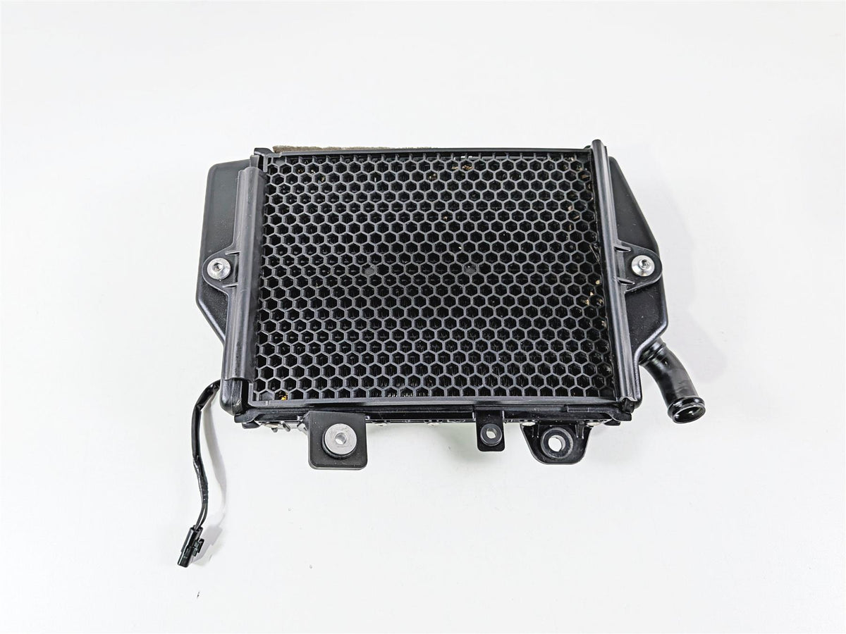 2022 Triumph Tiger 900 GT Pro Left Coolant Radiator And Fan T2104610 {{ shop.shopifyCountryName }} - Mototech271