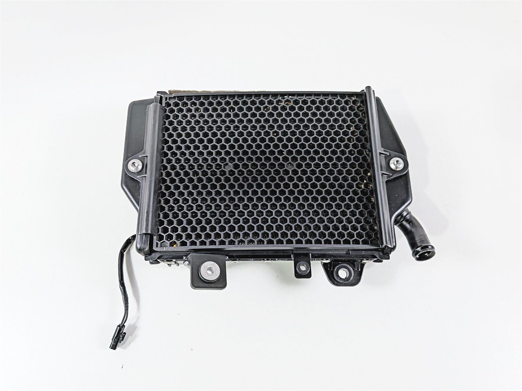 2022 Triumph Tiger 900 GT Pro Left Coolant Radiator And Fan T2104610 {{ shop.shopifyCountryName }} - Mototech271