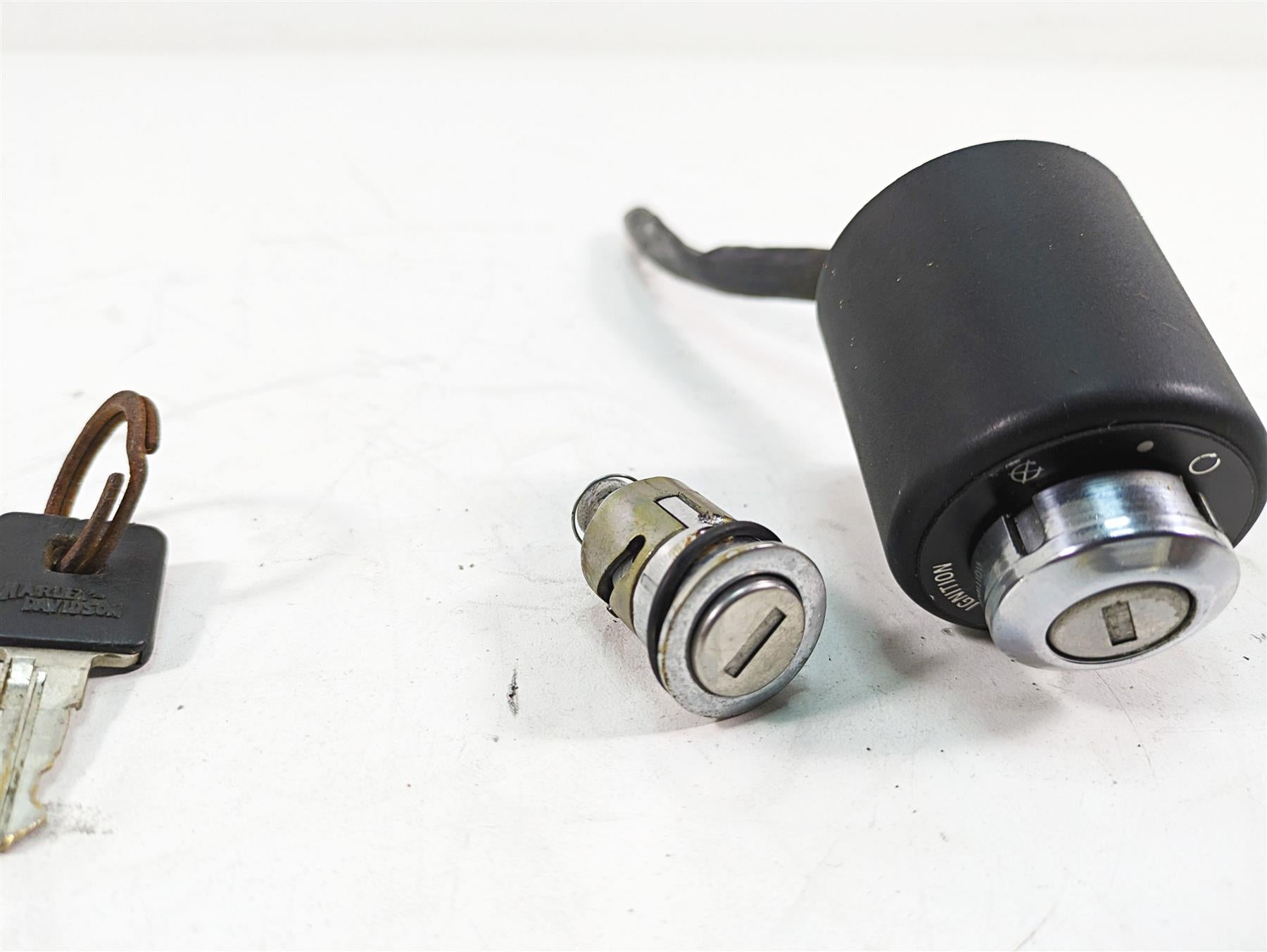 2006 Harley Sportster XL1200 Ignition Switch Steering Lock Key Set Read 71441-94 {{ shop.shopifyCountryName }} - Mototech271