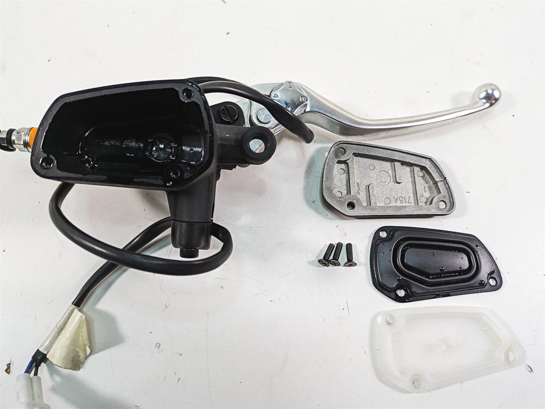 2020 Moto Guzzi V85 TT Adventure Front Brake Master Cylinder + Lever 2B006111 {{ shop.shopifyCountryName }} - Mototech271